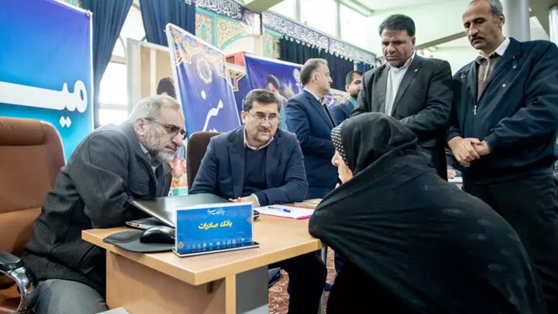 ۲۳ میز خدمت در مصلای اراک برگزار شد- دیدار چهره به چهره استاندار با مردم