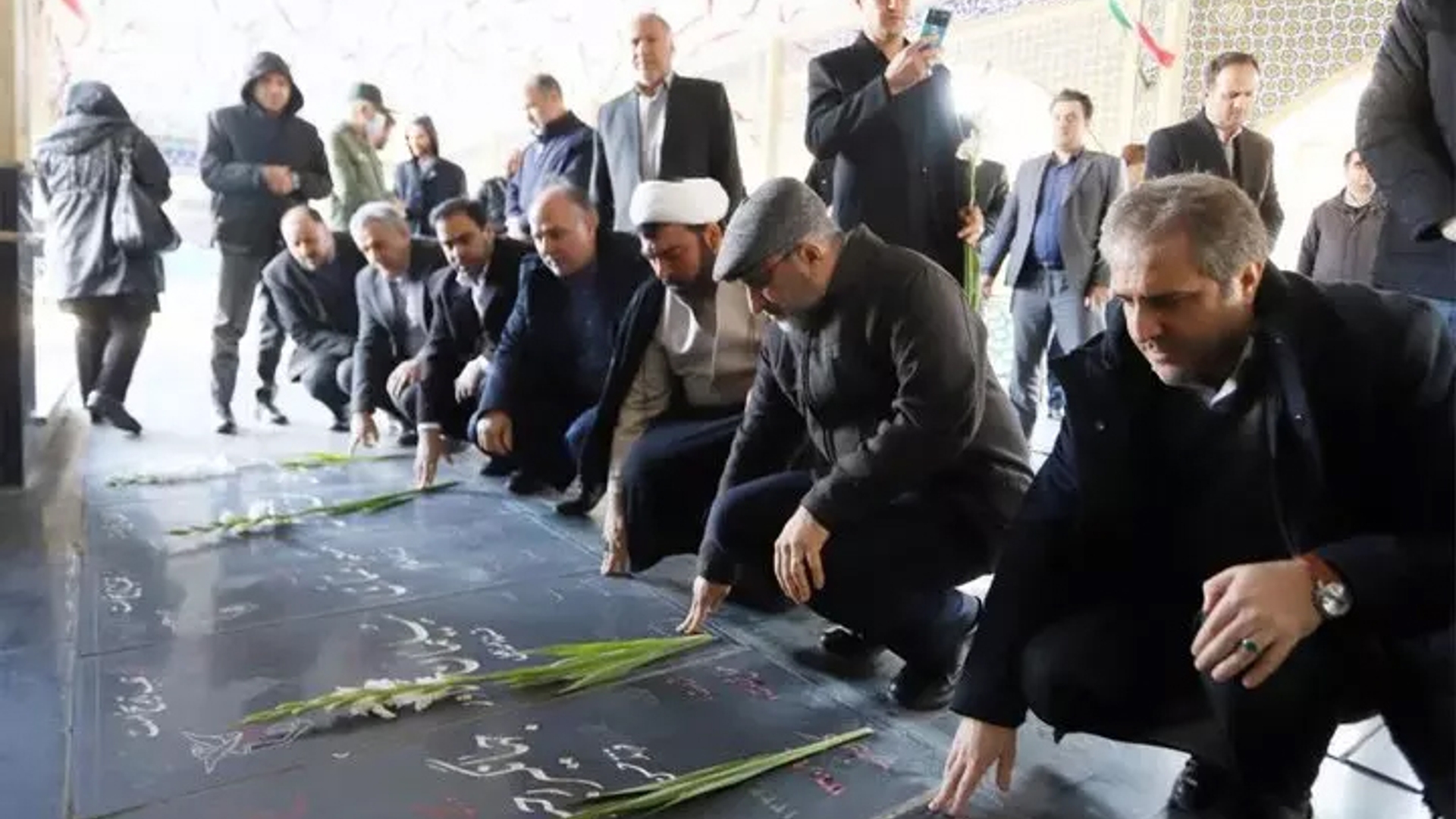 گلزار شهدای شهر ساوه با حضور استاندار مرکزی گلباران شد