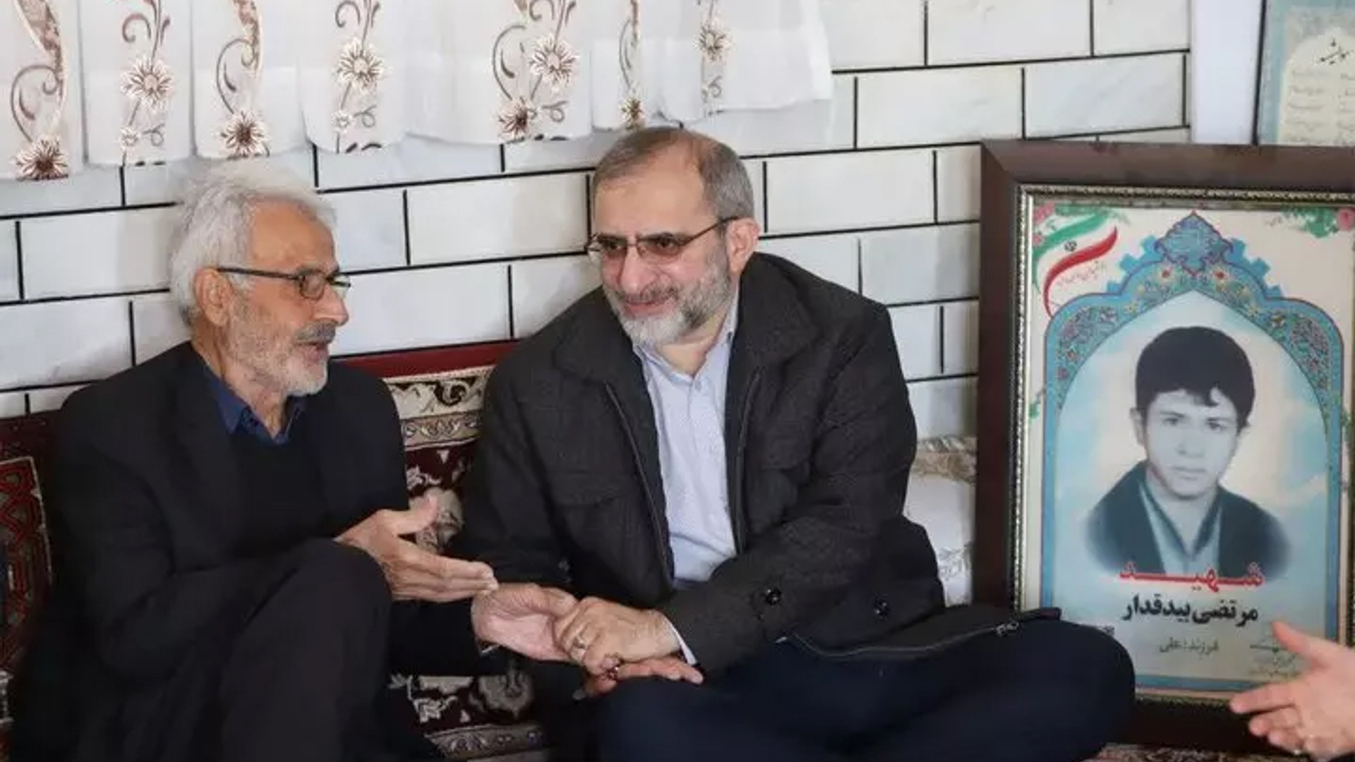 تجلیل استاندار مرکزی از والدین شهید "مرتضی بیدقدار" در روستای قشلاق ساوه