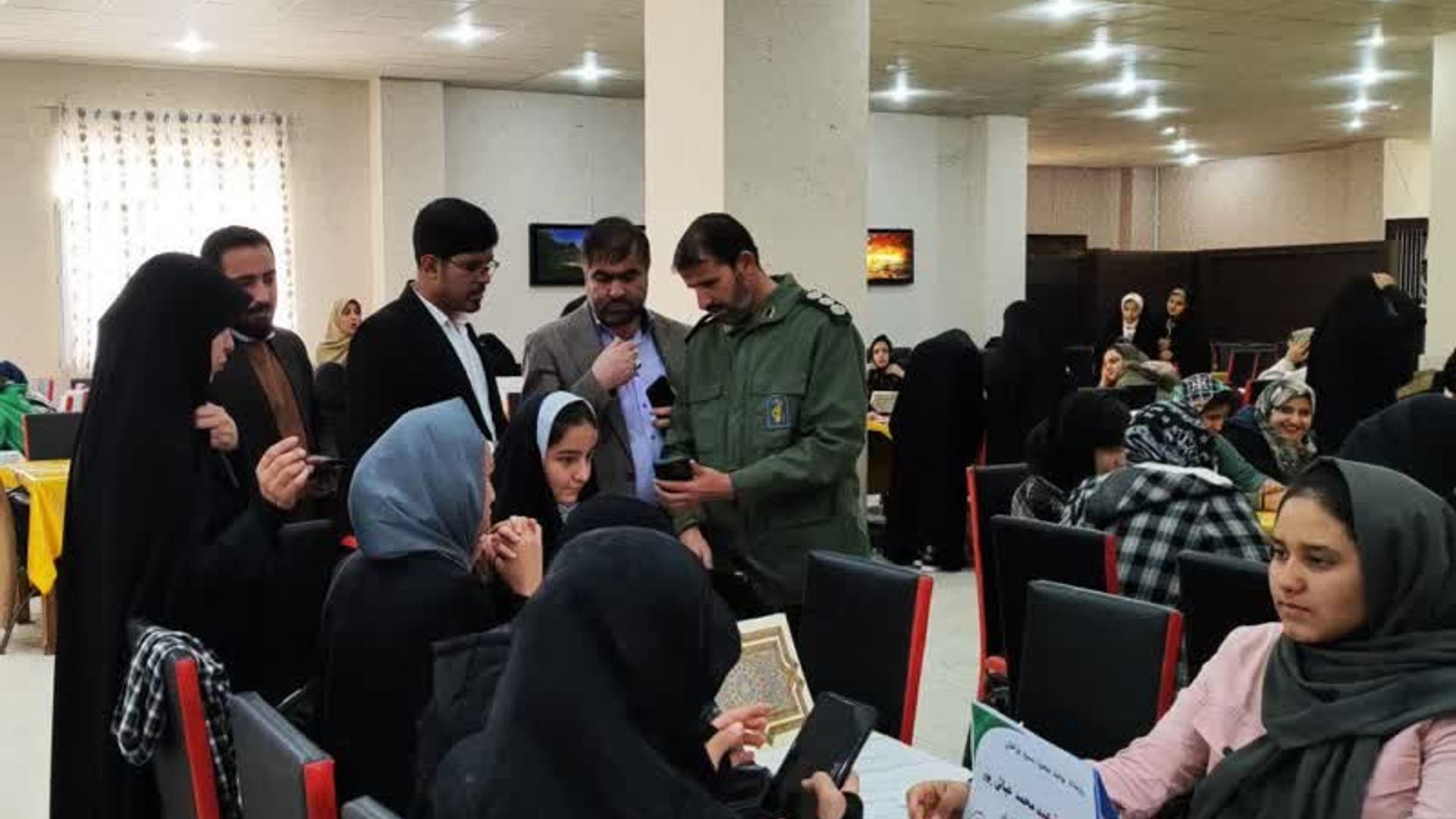 همزمان با چهل و پنجمین سالگرد پیروزی انقلاب اسلامی سومین همایش تولید محتوای دیجیتال بسیج شهرستان باحضور نوجوانان و جوانان بسیجی خواهر و برادر در اولین روز دهه مبارک فجر برگزار شد.