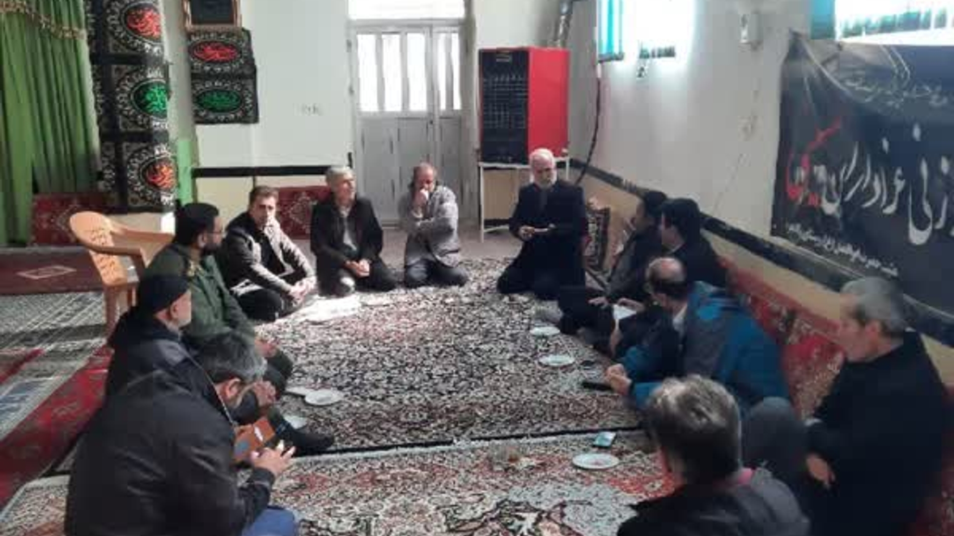 برگزاری میز خدمت در روستای ولاشجرد توسط مسئولین شهرستان فراهان به مناسبت فرارسیدن دهه مبارک فجر