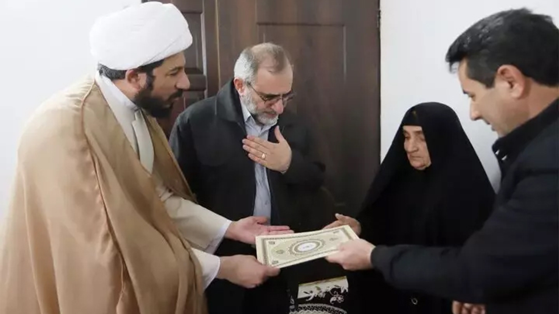 دیدار استاندار مرکزی با مادر شهید "حسن عاشری" در شهر میلاجرد