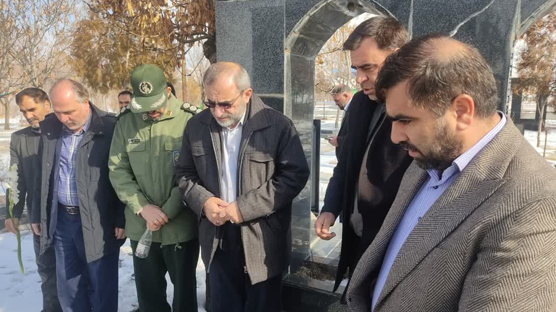 ادای احترام استاندار مرکزی به مقام شامخ شهدای شهر خنجین