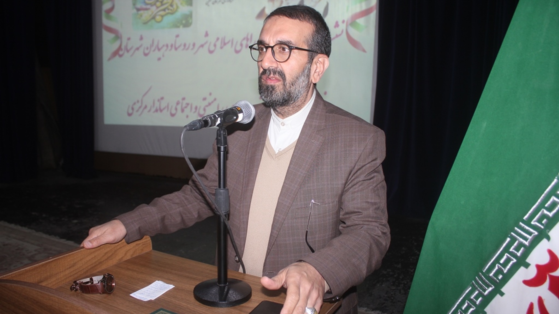 نشست شهرداران ،  شوراهای اسلامی شهر  و روستا و دهیاران شهرستان خمین با معاون محترم سیاسی ، امنیتی و اجتماعی استاندار مرکزی برگزار شد