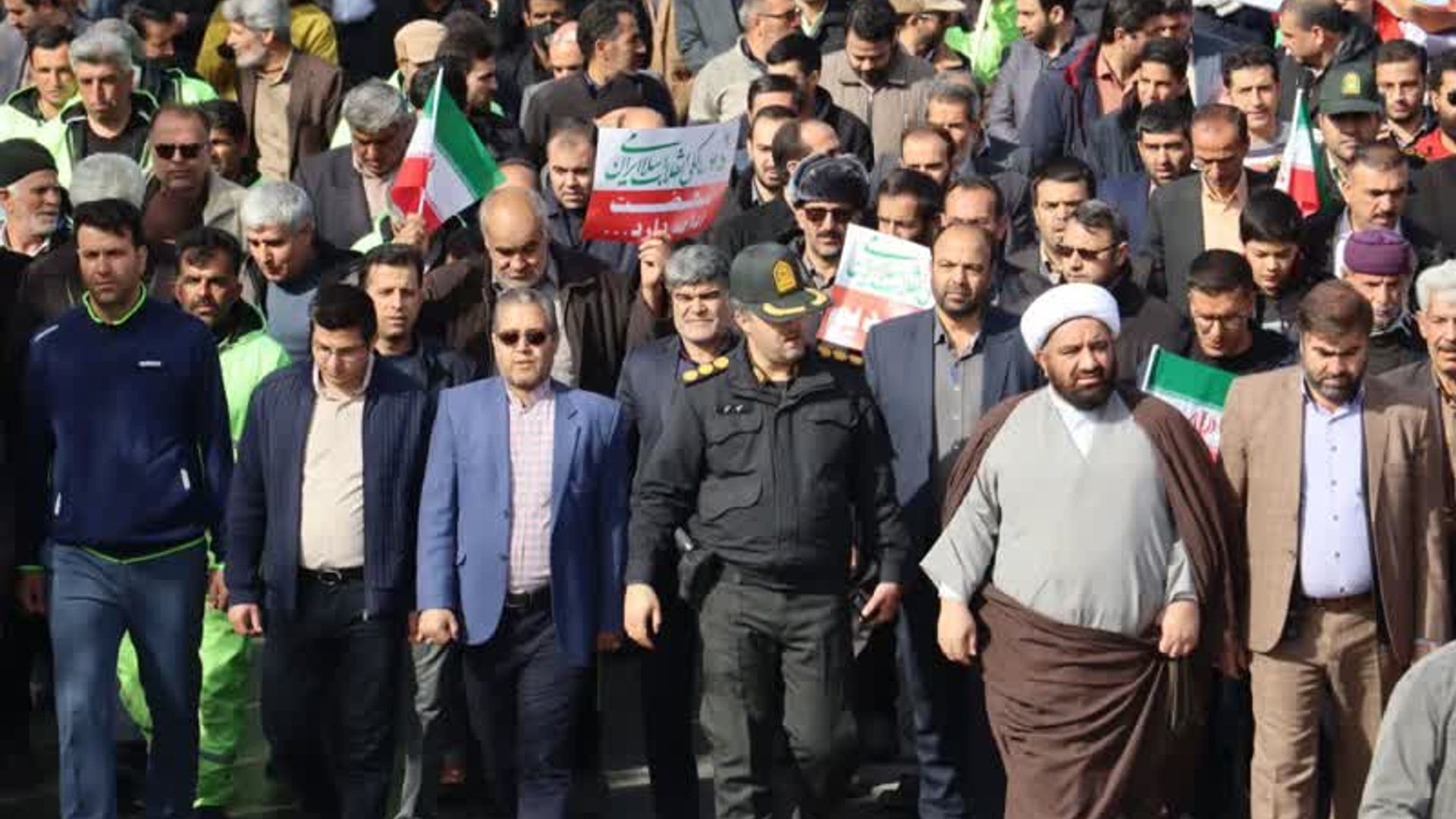 راهپیمایی یوم‌الله ۲۲ بهمن در جشن ۴۵ سالگی انقلاب با حضور آقازیارتی فرماندار فراهان، حجت‌الاسلام والمسلمین سوری امام جمعه