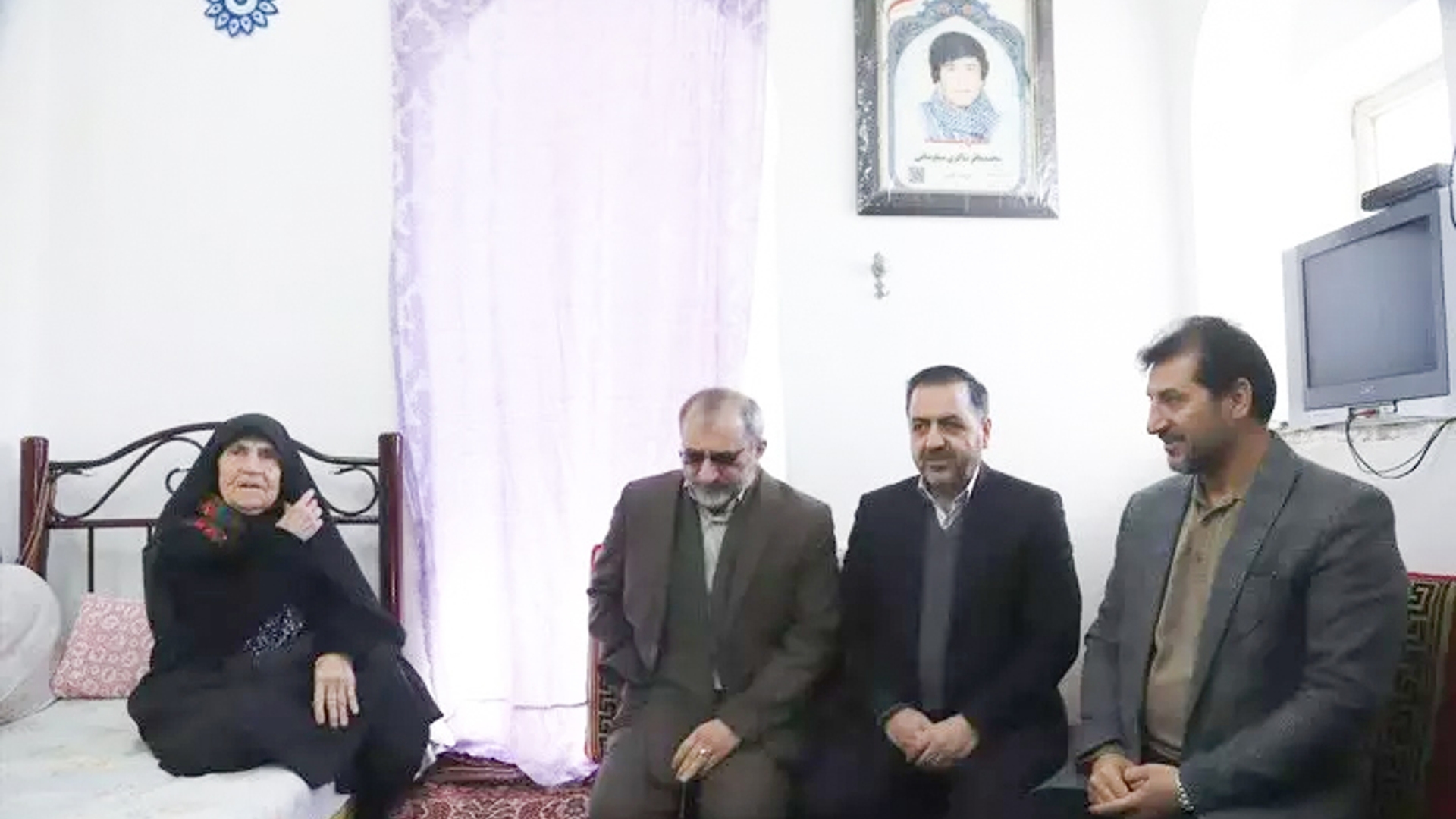 دیدار استاندار مرکزی با مادر شهید "محمدباقر شاکری" در شهرستان آشتیان