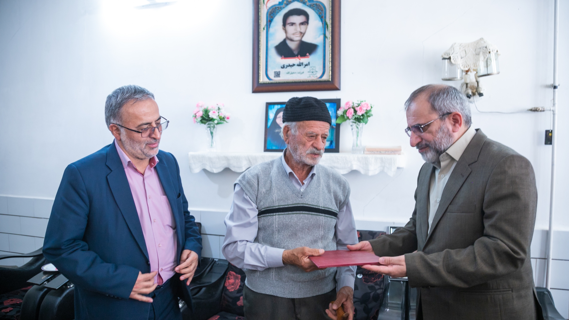 تجلیل استاندار مرکزی از پدر شهید "امرالله حیدری" در دلیجان