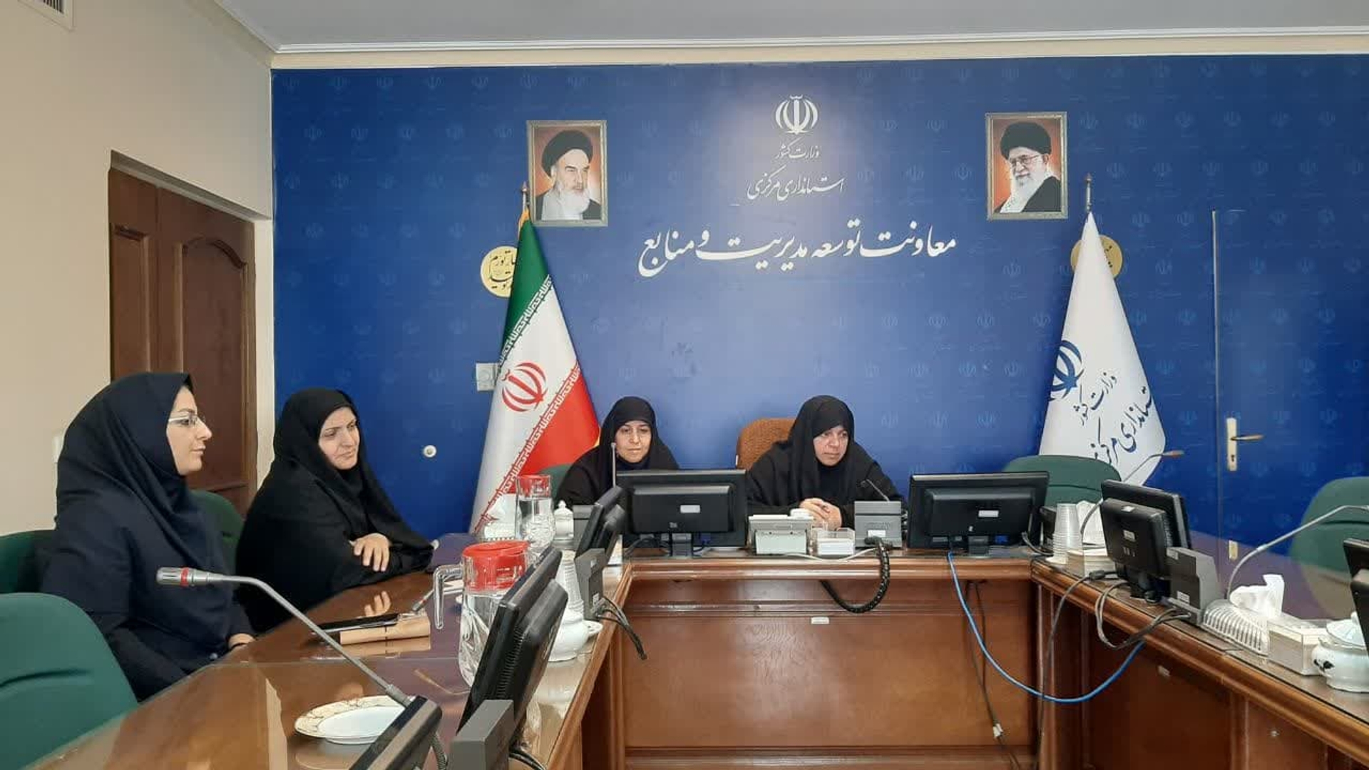 🇮🇷حضور مفتح زاده مدیر کل دفتر امور زنان و خانواده استانداری به همراه معاون وکارشناسان دفتر در جلسه ویدیو کنفرانسی با دفتر امور زنان و خانواده وزارت کشور باموضوع برنامه ریزی برای مشارکت حداکثری بانوان در انتخابات دوازدهمین دوره مجلس شورای اسلامی و هشتمین دوره مجلس خبرگان رهبری .
ارائه مباحث مهم توسط رئیس ستاد انتخابات وزارت کشور و مدیران کل دفاتر زنان و خانواده ومدیرکل سیاسی وزارت کشور و ارائه گزارش برنامه های پیشنهادی مدیران کل دفاتر امور زنان و خانواده استانداری های سراسر کشور در راستای افزایش مشارکت بانوان در انتخابات از مهمترین موارد مطرح شده در جلسه مذکور بود .
سه شنبه ۲۴بهمن۱۴۰۲