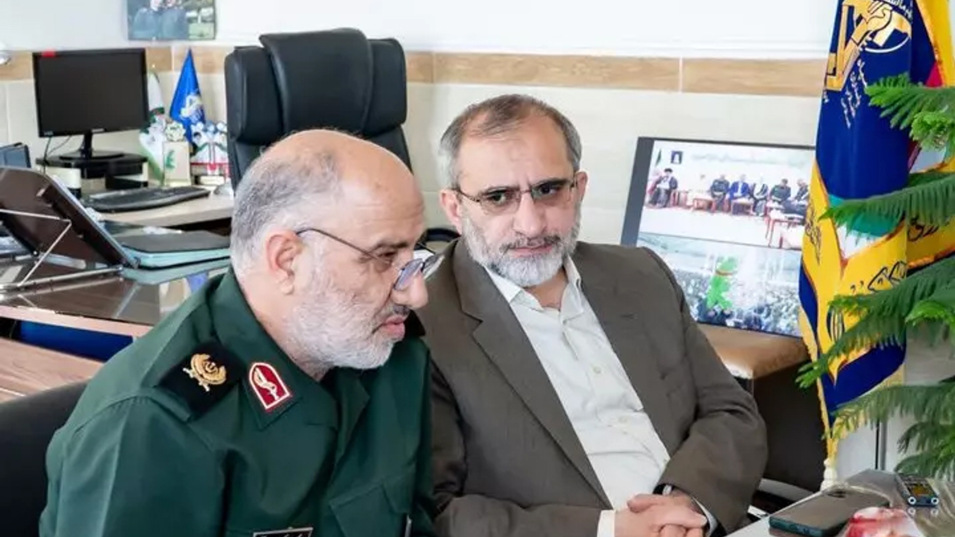 دیدار استاندار مرکزی با فرمانده سپاه روح‌الله به مناسبت روز پاسدار