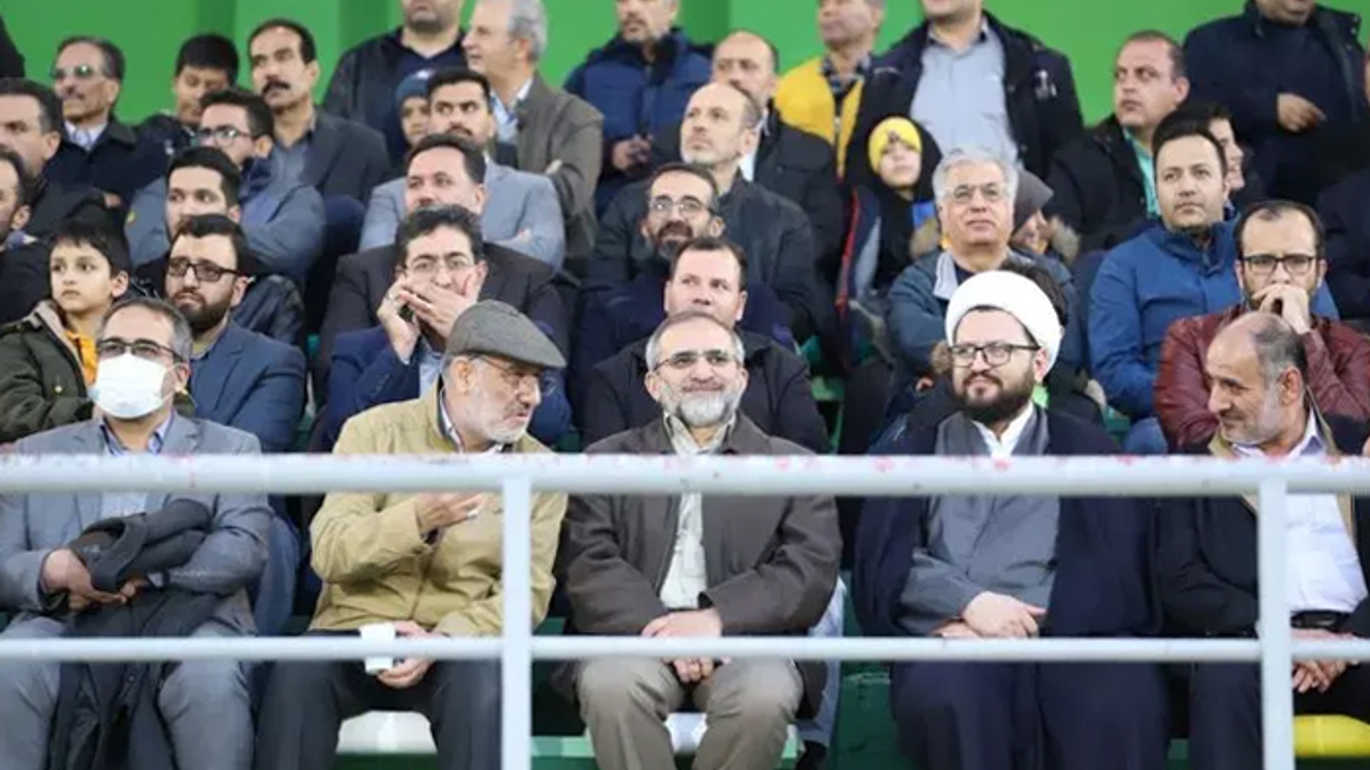 استاندار مرکزی در کنار فوتبال دوستان به تماشای بازی تیم اراک نشست