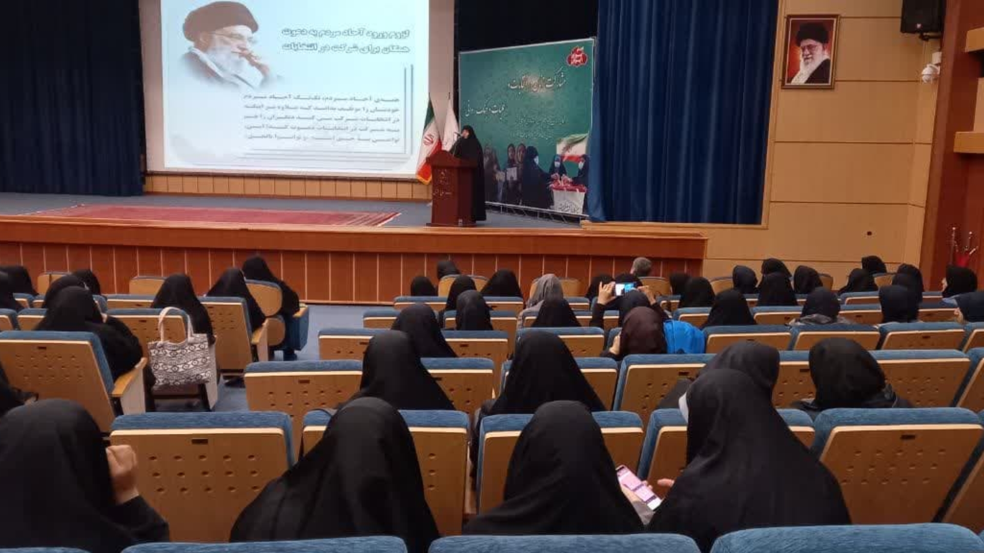 نشست تبیینی مشارکت زنان در انتخابات و کارگاه تخصصی جنگ شناختی و عملیات روانی به همت دفتر امور زنان و خانواده و شرکت سهامی برق باختر و باحضور نظری معاون سیاسی، امنیتی و اجتماعی استاندار مرکزی ،مفتح زاده مدیر کل امور زنان و خانواده،ناظری مدیر کل سیاسی،انتخابات و تقسیمات کشوری،طالبی مدیر کل روابط عمومی و امور بین الملل  و جمعی از بانوان فعال و کنش‌گر در حوزه‌ اجتماعی و با تدریس جناب آقای اشتری در محل سالن پیامبر اعظم (ص) استانداری برگزار شد.
در این نشست مفتح زاده به جایگاه زنان وتأثیرشان در تربیت نسل آگاه وبصیر پرداخته و بصیرت زنان و حضور اجتماعی وسیاسی آنان را تضمین کننده استمرار پیشرفت کشور درعرصه های مختلف از جمله امور سیاسی ، فرهنگی واجتماعی بویژه عرصه انتخابات  دانست .
 در ادامه اشتری  ابعادجنگ شناختی ،عملیات روانی انجام شده توسط دشمن بر روی افکار عمومی، نقش عملیات روانی دشمن بر کاهش مشارکت در انتخابات و راهکارهای برون رفت از این عملیات ها را تشریح نمود .
شنبه ۲۸ بهمن ماه ۱۴۰۲