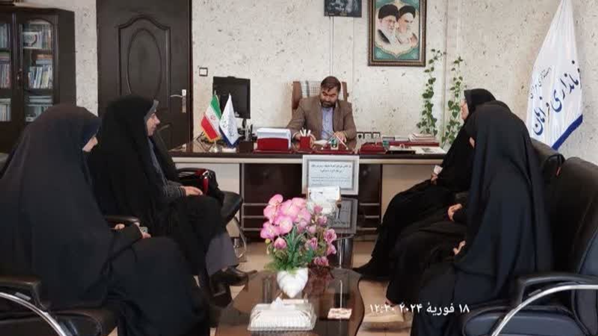 دیدار جمعی از دختران رأی اولی و دانش آموزان مدرسه شهید حاج‌ قاسم سلیمانی با آقازیارتی فرماندار شهرستان فراهان‌