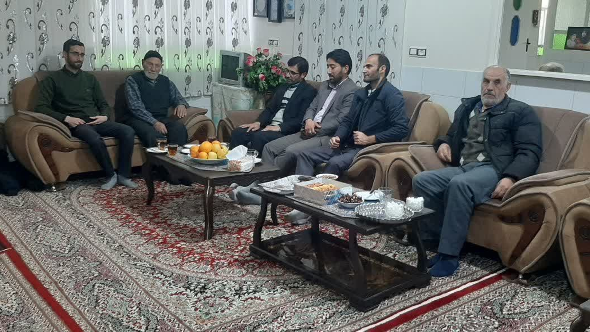 دیدار مدیر آموزش و پرورش شهرستان فراهان از خانواده شهدا