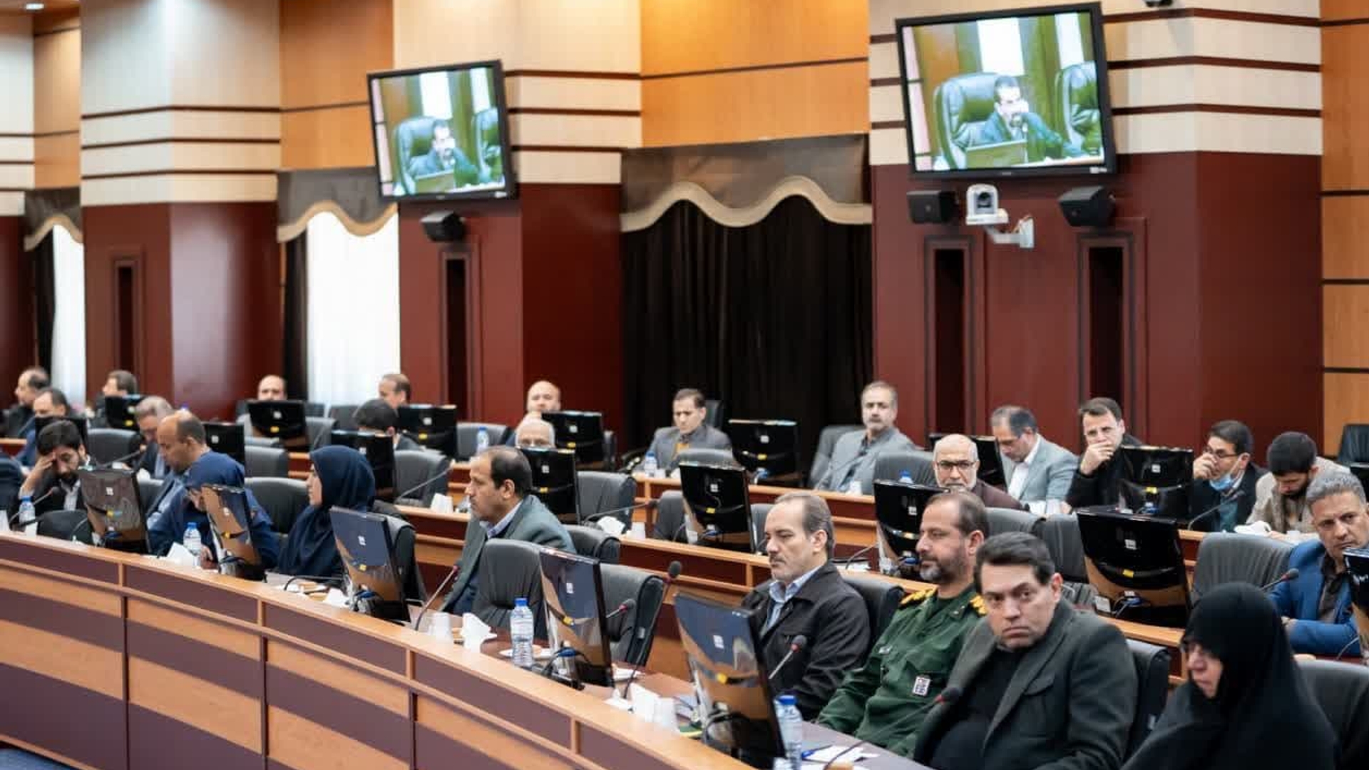 استاندار: استان مرکزی آماده برگزاری یک انتخابات پُرشور است

🔻 حضور مدیران در جلسات انتخاباتی نامزدها ممنوع است

🔹نشست شورای اداری استان مرکزی به ریاست استاندار و با حضور معاون پارلمانی وزارت اطلاعات،وباحضور مفتح زاده مدیر کل دفتر امور بانوان وخانواده استانداری و سایر مدیران  برگزار شد.

🔸دکتر "فرزاد مخلص‌الائمه" در این نشست اظهار کرد: ستاد انتخابات استان در بالاترین سطح آمادگی برای اجرای انتخابات پرشور قرار دارد، به اذعان همه دست اندرکاران انتخابات در ادوار گذشته که تجربه برگزاری متعدد را داشته ‌اند، در هیچ انتخاباتی ستاد انتخابات به این اندازه در استان و کشور آمادگی نداشته است.

🔸 استاندار مرکزی تأکید کرد: در این انتخابات حتی شاهد شگفت‌زدگی دوست‌داران نظام خواهیم بود و قطعاً دشمنان نظام نیز در این انتخابات شاهد یک موفقیت دیگری درنظام جمهوری اسلامی خواهند بود و گرگ‌هایی که دندان تیز کرده‌اند ناکام خواهند ماند.

🔸مقام عالی دولت در استان مرکزی همچنین خاطرنشان کرد: حضور مدیران در همه سطوح در جلسات انتخاباتی نامزدها حتی در خارج از ساعات اداری و روزهای تعطیل ممنوع است.

🔸وی در خصوص برنامه‌های دهه فجر نیز ضمن تشکر از همکاری‌ همه دستگاه‌ها، گفت: در این ایام در مجموع هزار و ۷۱۳ طرح عمرانی و اقتصادی با سرمایه‌گذاری معادل ۱۶ و نیم همت در سراسر استان بهره‌برداری شد و همچنین چند کار ویژه نیز در استان صورت گرفت.

شنبه ۲۸ بهمن ۱۴۰۲