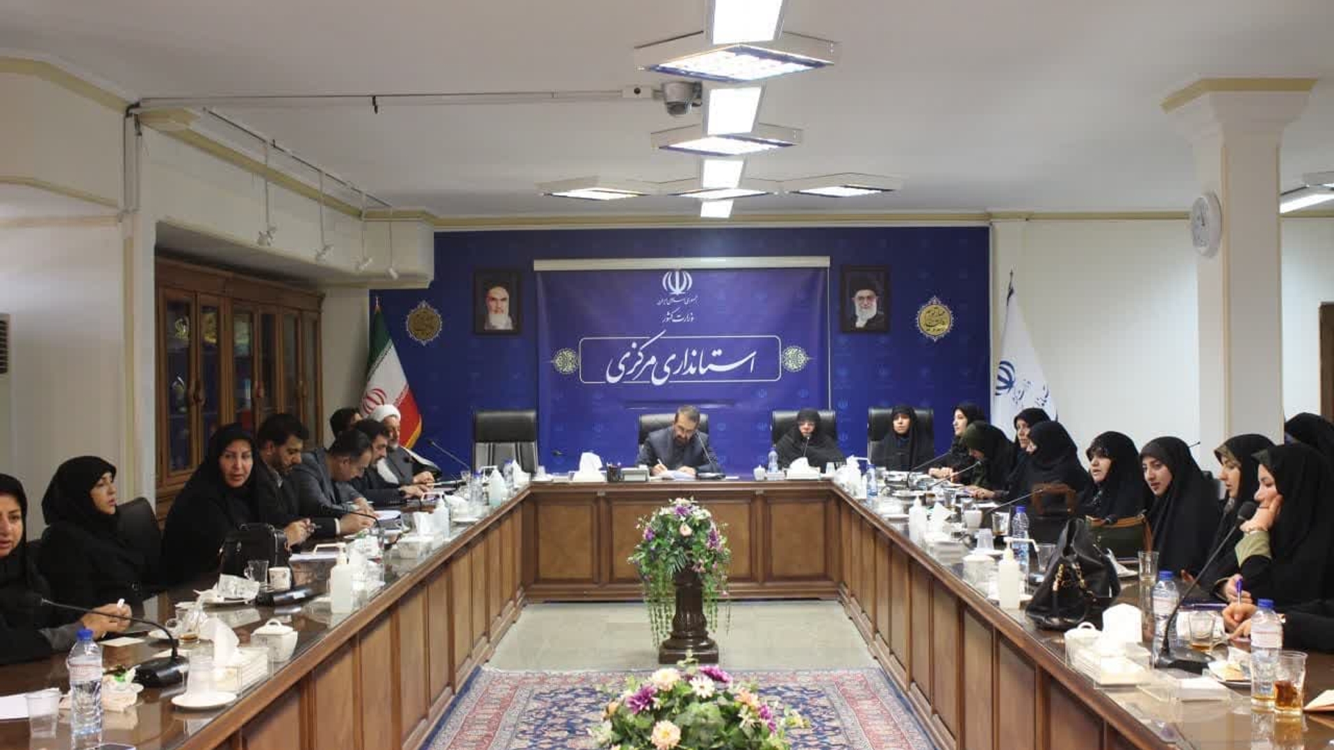 مجمع استانی کنگره زنان تاثیر گذار استان به ریاست نظری معاون سیاسی،امنیتی واجتماعی استانداری و با حضور مفتح زاده مدیرکل دفترامور بانوان و روُسای کارگروه های هشت گانه این کنگره به منظورهماهنگی در  اجرای اختتامیه دومین کنگره زنان تاثیر گذار استان در اردیبهشت ماه ۱۴۰۳ برگزار شد .
پنج شنبه ۳ اسفند ۱۴۰۲