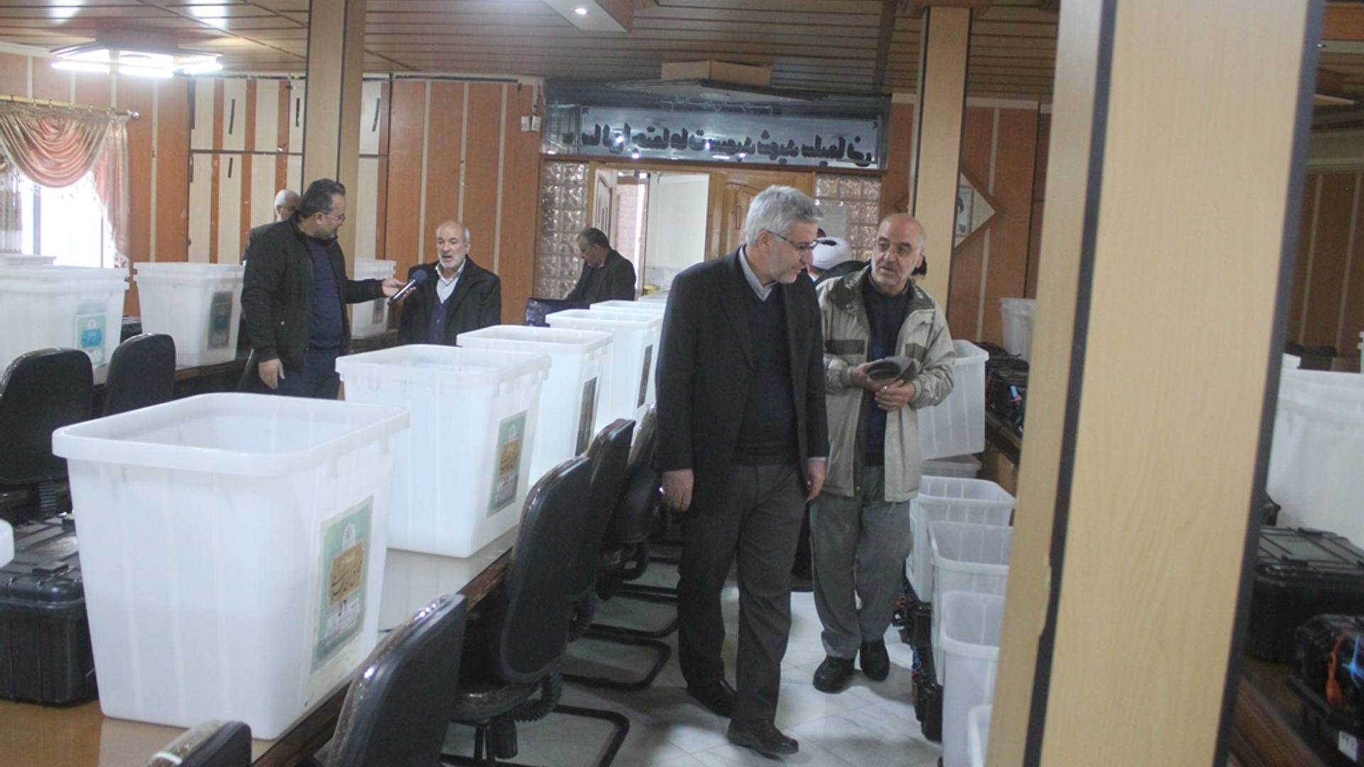 صندوق‌های رای برای برگزاری انتخابات 11 اسفند در شهرستان خمین به صف شدند