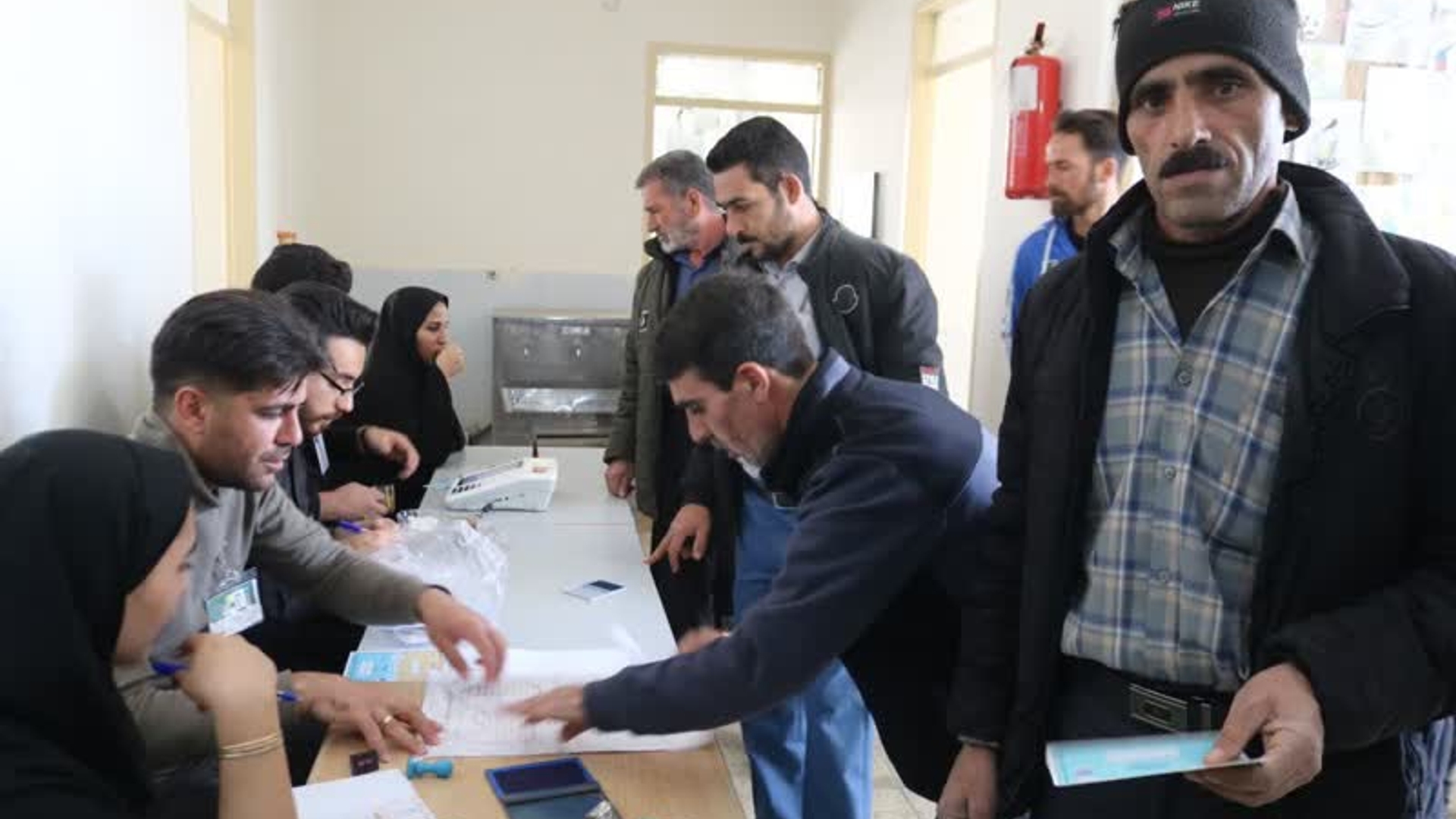 حضور مردم روستای کسرآصف در پای صندوق های رأی