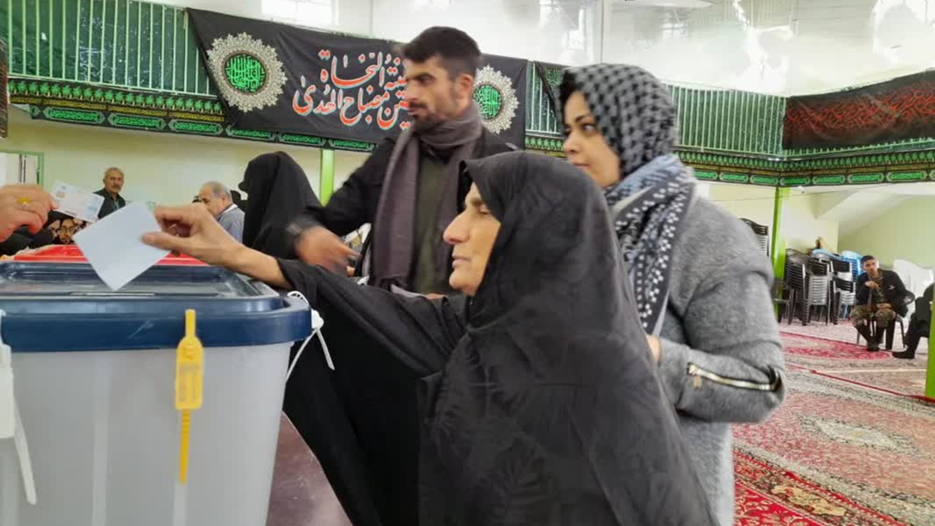 حضور مادر شهید علی‌اصغر آهنگرانی فراهانی پای صندوق رأی