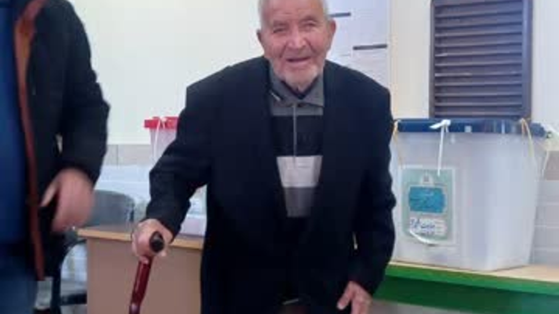 حضورسالمندان در پای صندوق های رأی به ویژه حضور مادر بزرگ ۱۰۲ ساله امیرآبادی