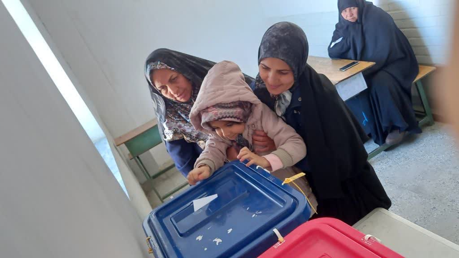 حضور نونهالان بابزرگترهای خوددرپای صندوق های رأی