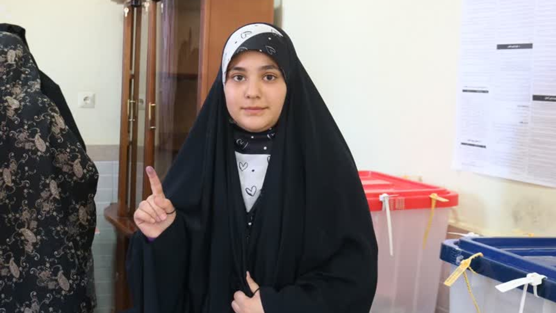 حضور مردم روستای امیر آباد در پای صندوق های رأی گیری