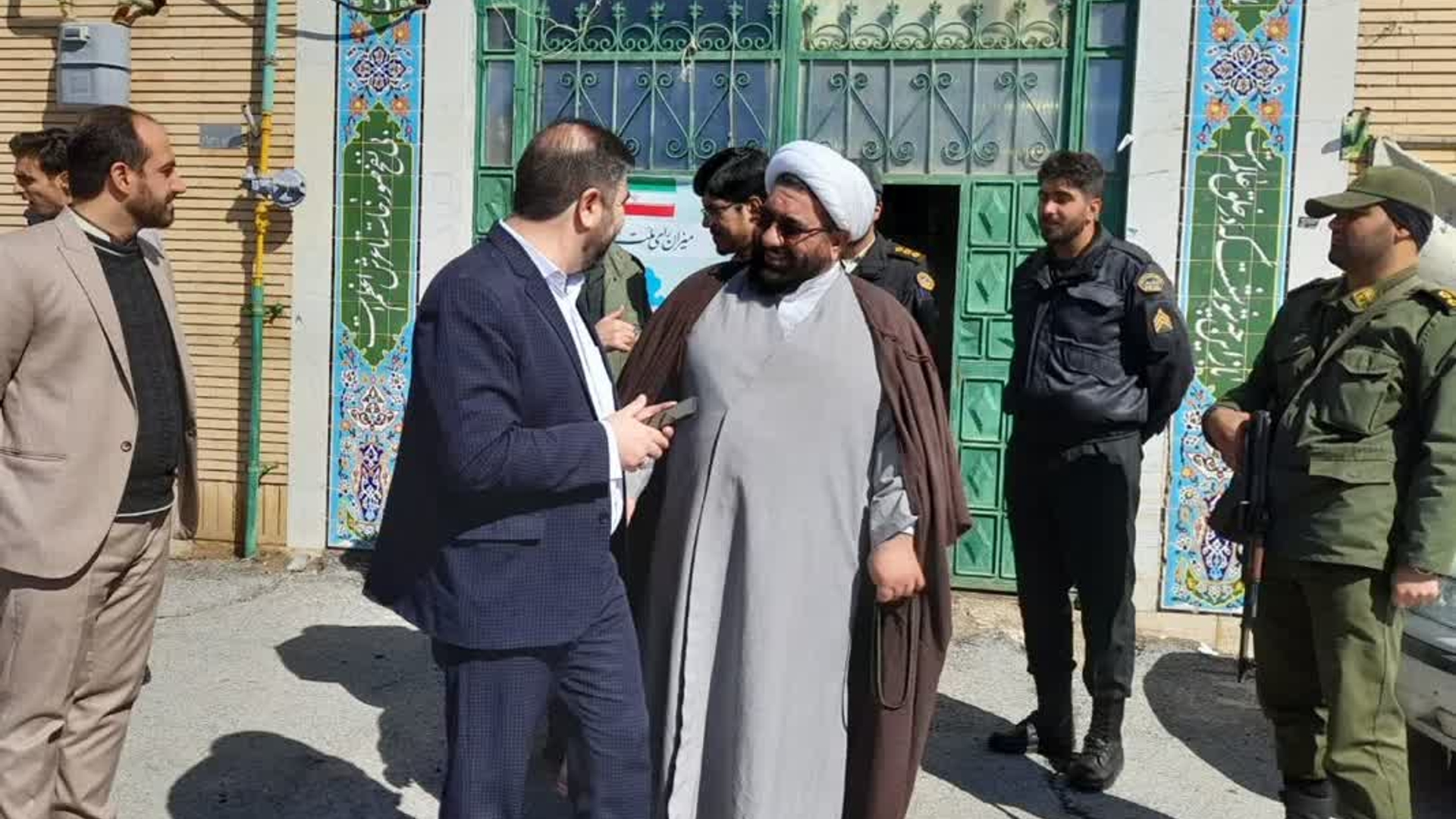 بازدید فرماندار و امام جمعه فراهان و شورای تامین شهرستان از شعب اخذ رأی