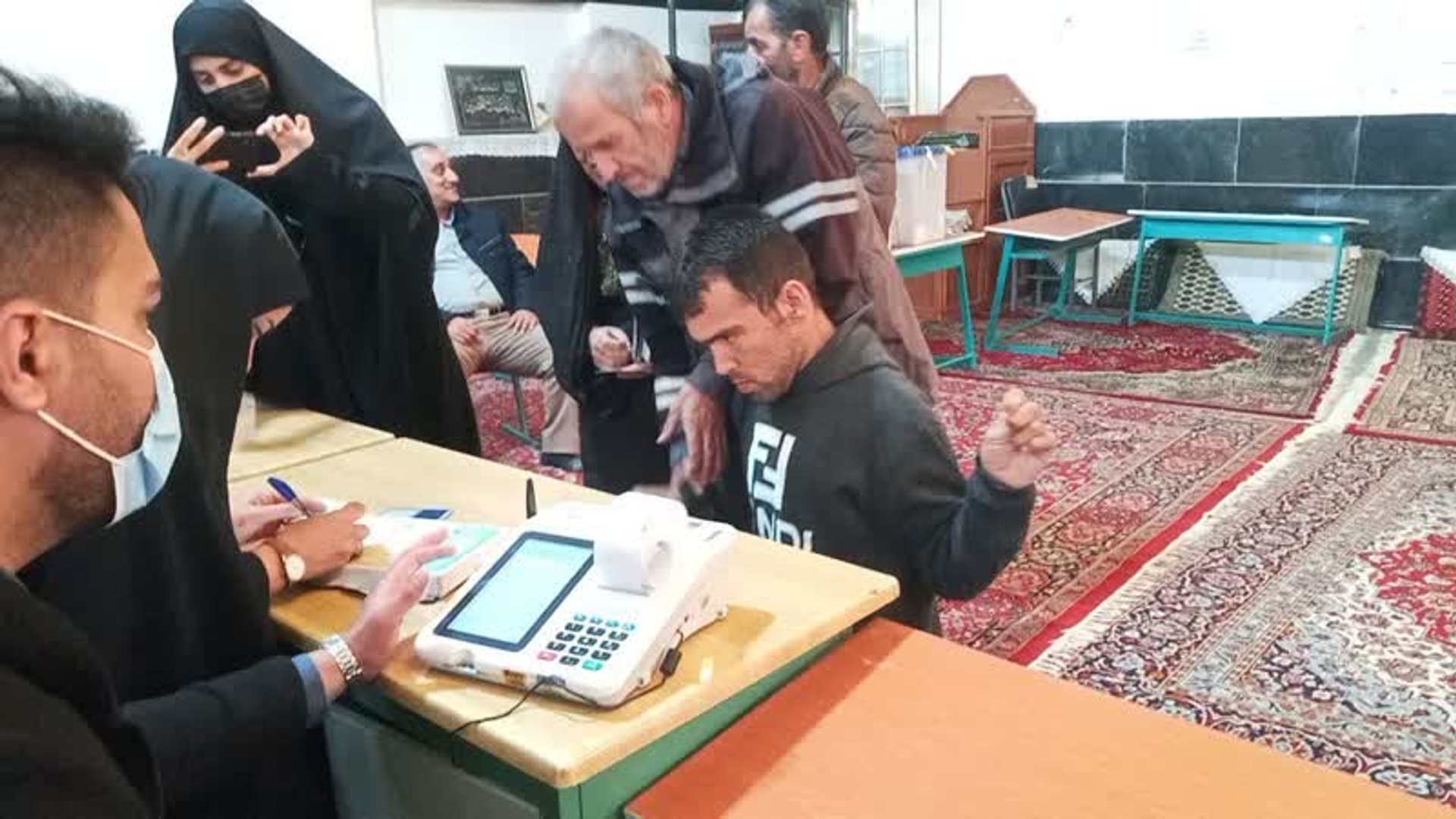 معلولیت محرومیت نیست جوان بورقانی پای کار انقلاب