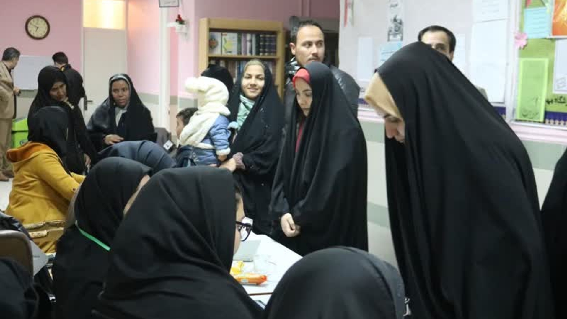 حضور پرشور مردم شهر تلخاب در پای صندوق های رأی