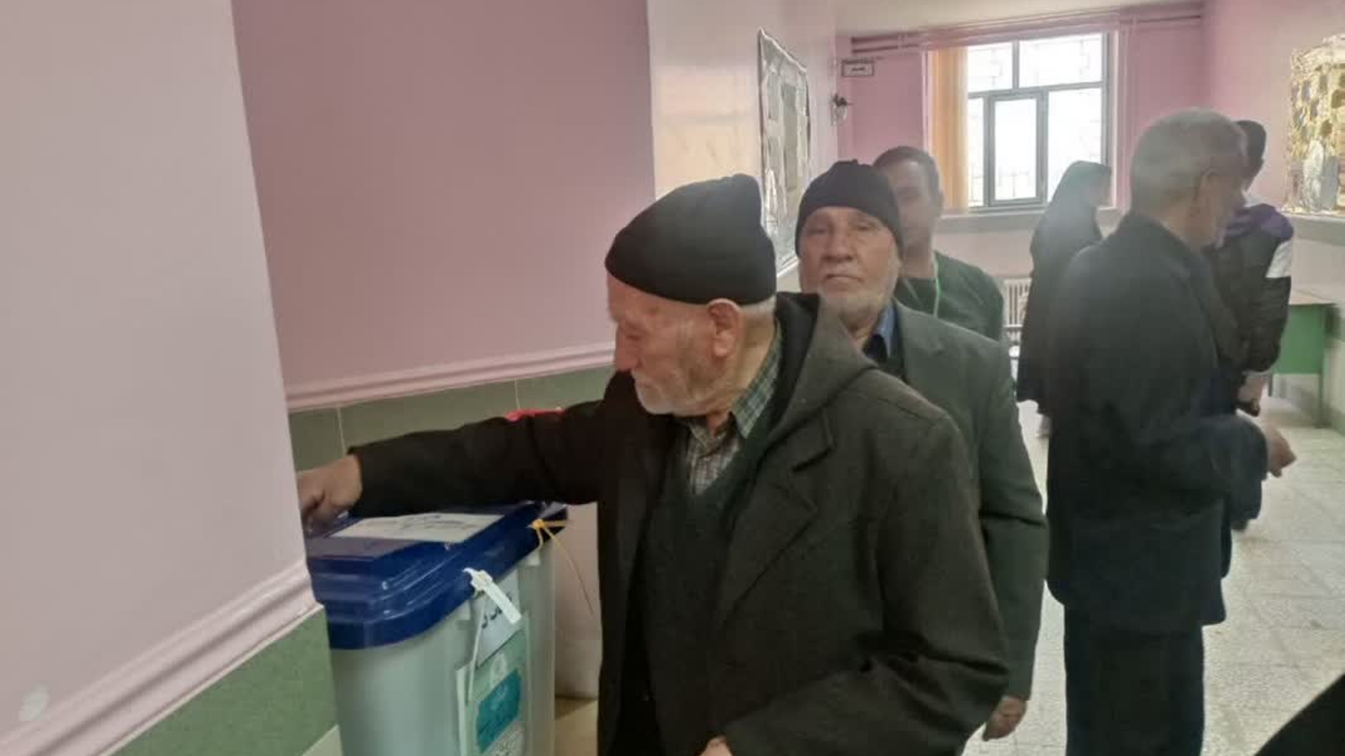 پدر شهید "محمدعلی تلخابی" رأی خود را به صندوق انداخت