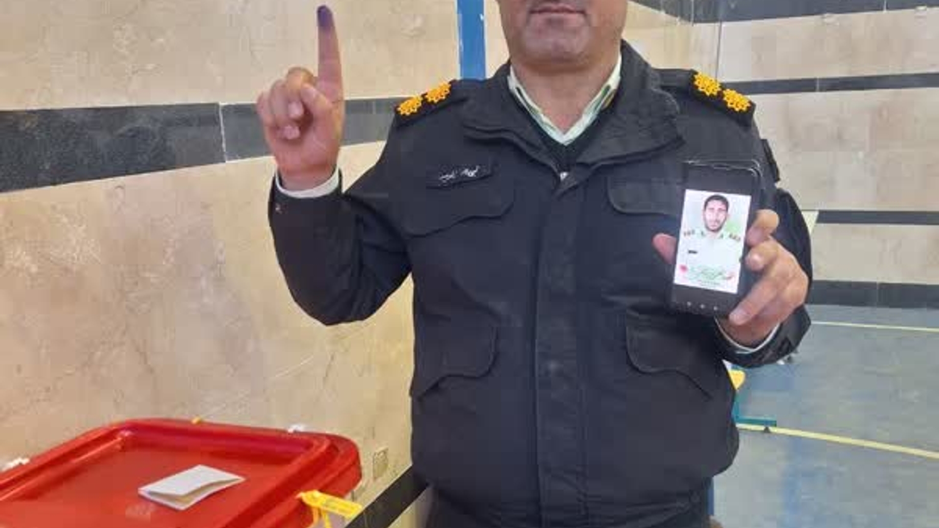 خانواده شهید علی بیژنی زیبا به پای صندوق های رأی آمدند و همچنین همکاران شهید نیز به نیابت از این شهید والامقام رأی خود را به صندوق ها انداختند