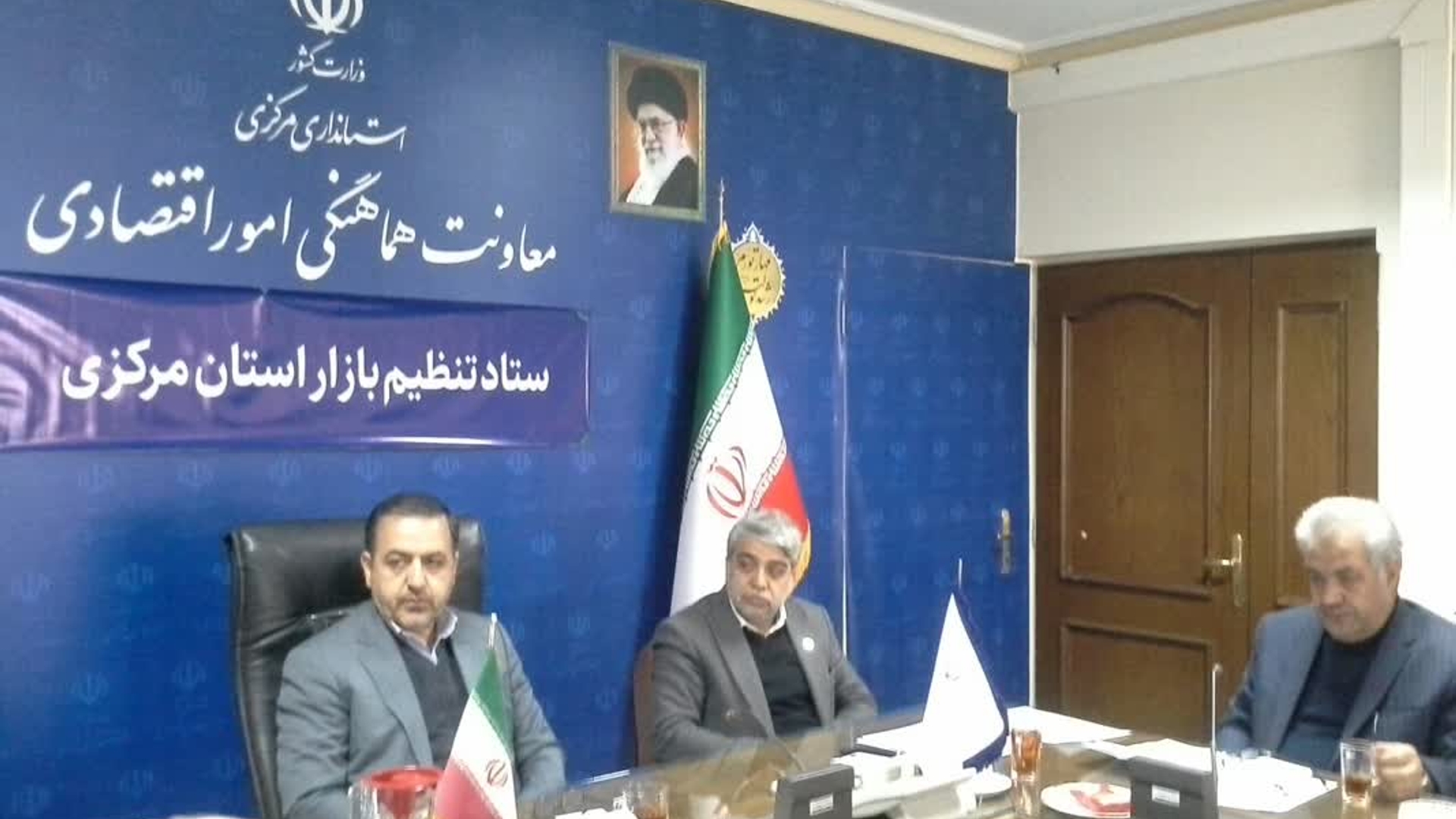 0جلسه کارگروه تنظیم بازار استان به ریاست میرزاخانی معاون هماهنگی امور اقتصادی وتوسعه منطقه ای وبا حضور اعضا برگزار شد.
در این جلسه در خصوص نحوه برگزاری نمایشگاه اقتصاد مقاومتی ونیز چگونگی برگزاری نمایشگاه عرضه مستقیم کالا (بهاره)بحث وتبادل نظر شد.
همچنین مقرر شد تا تاریخ پانزدهم اسفند ماه دستگاه های مربوطه نسبت به استقرار اکیپ های ثابت بازرسی درمرکز شهر اراک اقدام وامکانات تجهیزات  لازم رابراي تدارک رزمایش بازرسی ونظارت در روز سه شنبه یا چهارشنبه فراهم نمایند.
شنبه 1402-12-12