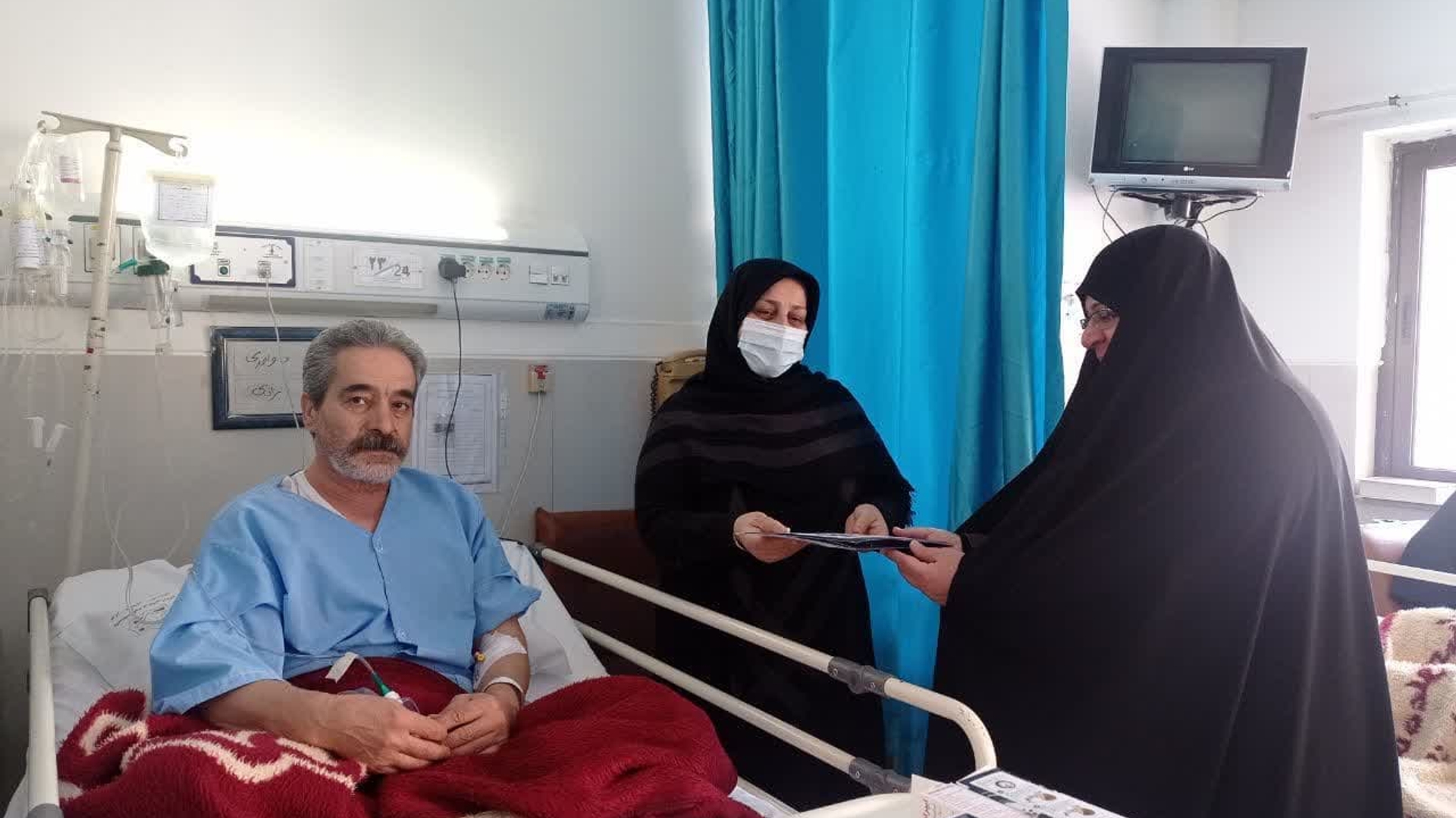 دیدار مفتح زاده مدیر کل دفتر امور بانوان وخانواده استانداری با آزاده جانباز ،آقای رحیم رحمتی وهمسر ایشان خانم رحمتی و تجلیل از ایشان به عنوان اسوه صبر وایثار به همراه رئیس شعبه نشر آثار و ارزش های مشارکت زنان در دفاع مقدس استان مرکزی  اداره کل حفظ آثار  در محل بیمارستان امیر المومنین (ع) 
شنبه ۱۲ اسفند۱۴۰۲