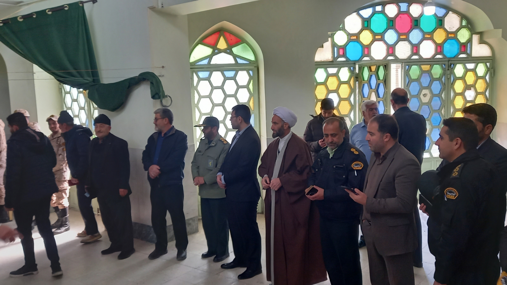 فرماندار و امام جمعه شهرستان خنداب در پیامی مشترک از حضور حماسی مردم در پای صندوق های رای و همچنین دست اندرکاران انتخابات تشکر کردند .