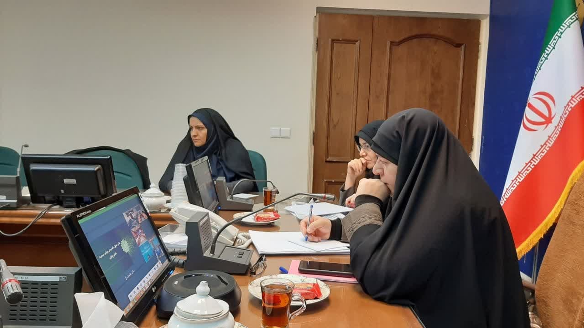 حضور مفتح زاده مدیرکل دفتر امور بانوان در جلسه تشریح زیج جمعیت استان و طرح فتحان به عنوان گام چهارم برنامه تحول جمعیت به همراه جوکارکارشناس جمعیت دفتر،دکتر قربانی عضو هیات علمی دانشگاه و احمدلوکارشناس جمعیت علوم پزشکی  به صورت ویدئو کنفرانس که به ریاست دکتر اختری مدیر کل  دفتر زنان وامور خانواده وزارت کشور برگزار شد .
دراین جلسه ضمن تشریح برنامه عملیاتی گام چهارم تحول جمعیتی،بر فرایند اقدام از ستاد استان تا شهرستان،بخش وروستا  وتشکیل شورای برنامه ریزی اقدام وعمل شهرستان با حضور فرماندار، معاون سیاسی، مشاور اموربانوان فرماندار، بخشدار، رئیس مرکزبهداشت وشهردار تأکید شد.
دوشنبه ۱۴ اسفند