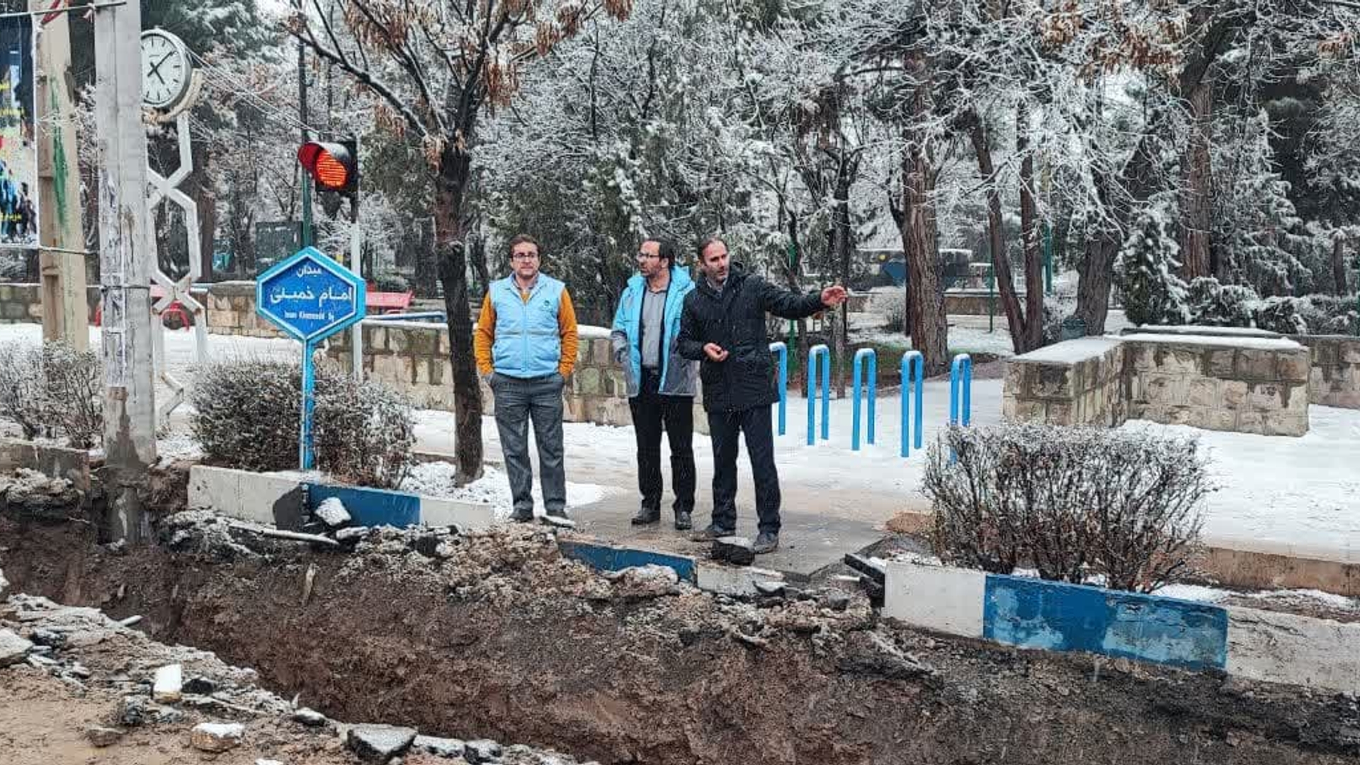 بازدید دکتر اتابکی فرماندار شهرستان از تلاش بی نظیر عوامل اجرایی مدیریت توزیع برق شهرستان تفرش در اجرای پروژه کابل کشی فشار متوسط زمینی میدان امام خمینی (ره) با وجود شرایط جوی نامساعد و بارش نزولات آسمانی