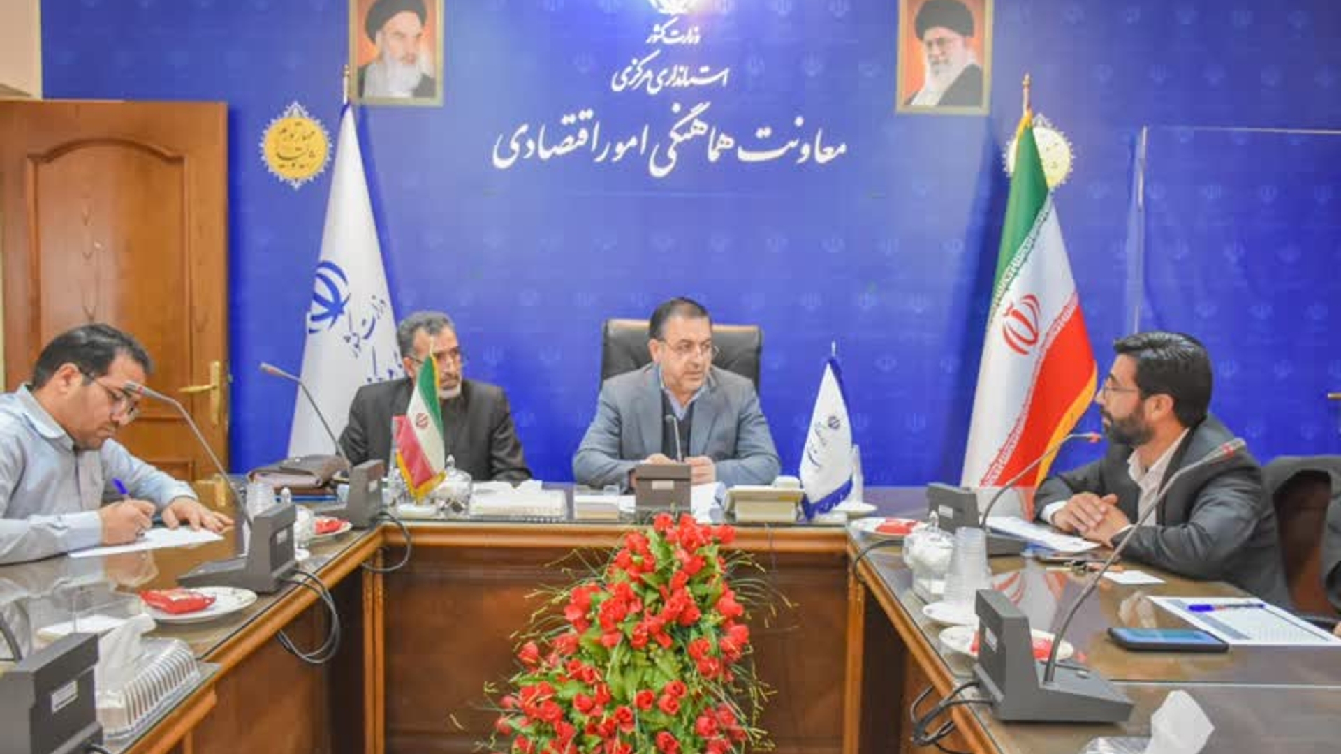 جزئیات طرح فجرانه کالابرگ به صورت شفاف برای مردم بیان شود

🔹جلسه ستاد استانی طرح کالابرگ الکترونیک با محوریت بررسی روند اجرایی طرح فجرانه در استان به ریاست معاون هماهنگی امور اقتصادی و توسعه منطقه‌ای استاندار مرکزی، مدیران دستگاه‌های اجرایی و سایر اعضا برگزار  شد.

🔸معاون استاندار مرکزی در این نشست بیان کرد: طرح فجرانه کالابرگ به صورت صحیح اطلاع‌رسانی نشده و برخی‌ تصور کردند تنها در دهه فجر قابلیت استفاده دارد، در حالی که این طرح سه ماهه است لذا جزئیات این طرح باید به صورت شفاف برای مردم بیان شود.

🔸حسن میرزاخانی افزود: یکی از مسائل مهم و ضروری کشور مسئله معیشت و حمایت از اقشار ضعیف جامعه است و سیاست دولت در این حوزه مسئله‌محوری نتیجه‌گرا است.

🔸وی گفت: در موضوع رفع مسائل طرح کالابرگ کلیه دستگاه‌ها و واحدهایی که به نوعی با این مسئله در ارتباط هستند، باید مسائل را شناسایی و جهت انعکاس به دستگاه‌های متولی در سطح ملی به استانداری اعلام کنند و رسانه‌ها هم در این خصوص با توجه به شناختی که از مسائل دارند در کنار دستگاه‌های اجرایی باشند.

🔸معاون هماهنگی امور اقتصادی استاندار مرکزی گفت: استانداری مسائل را جمع‌بندی می‌کند و آن را به سمع نظر وزارت کشور و وزارت تعاون می‌رساند تا کمبود و کاستی‌های این طرح مرتفع شود.

🔸امیدی، مدیرکل تعاون، کار و رفاه اجتماعی استان مرکزی نیز اظهار داشت: یک‌هزار و ۹۱۸ میلیارد و ۳۴۰ میلیون ریال خرید مرحله اول طرح فجرانه از ۱۷ بهمن‌ماه تا روز ۱۴ اسفندماه در این استان انجام شد.