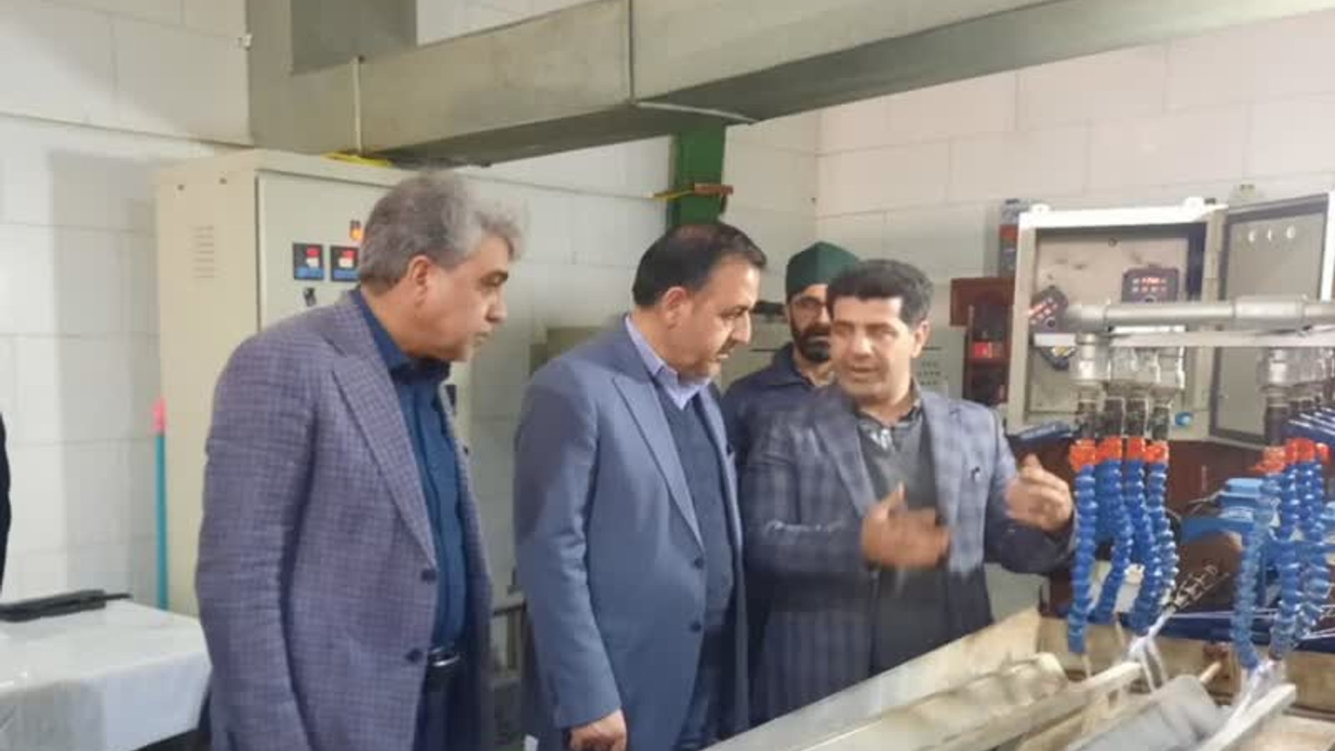 .بازدید صنعتی معاون هماهنگی امور اقتصادی استانداری مرکزی:

🔹 میرزاخانی معاون هماهنگی امور اقتصادی استانداری مرکزی عصر روز سه شنبه از دو واحد تولیدی در شهر اراک بازدید نمود.

🔹 در این بازدید ها که مدیرکل صنعت،معدن  تجارت استان مرکزی و مدیرکل دفتر اقتصادی استانداری مرکزی میرزاخانی را همراهی می نمودند دو واحد تولیدی لوازم و تجهیزات پزشکی و آیینه بهداشتی مورد بازدید قرار گرفتند.

🔹 میرزاخانی در بازدید از شرکت  بهارطب امین تولید کننده تجهیزات پزشکی،تنفسی و بیهوشی بیمارستانی در جریان نحوه تولید محصولات این شرکت قرار گرفت.

🔹 شرکت بهار طب امین تولید کننده انواع  مدار تنفسی ونتیلاتور،کاتتر مونت، ماسک اکسیژن غیر قابل تنفسی،ماسک نپولایزر محفظه دارویی در شهر اراک می باشد.

🔹 موضوع سرمایه در گردش واختصاص زمین جهت ایجاد طرح توسعه از مواردی بود که مدیرعامل شرکت در بازدید معاون استاندار مرکزی  مطرح نمود.

🔹 در ادامه معاون هماهنگی امور اقتصادی استانداری مرکزی از واحد تولید آیینه نسیم ماهان تولید کننده انواع آیینه های بهداشتی در شهر اراک بازدید نمود.

🔹 در این بازدید مدیرعامل شرکت ضمن تشریح نحوه تولید محصول در این شرکت به بیان مسائل و مشکلات پیش 
روی این صنعت پرداخت.
‌‌‌‌‌‌‌‌‌‌‌‌‌‌‌