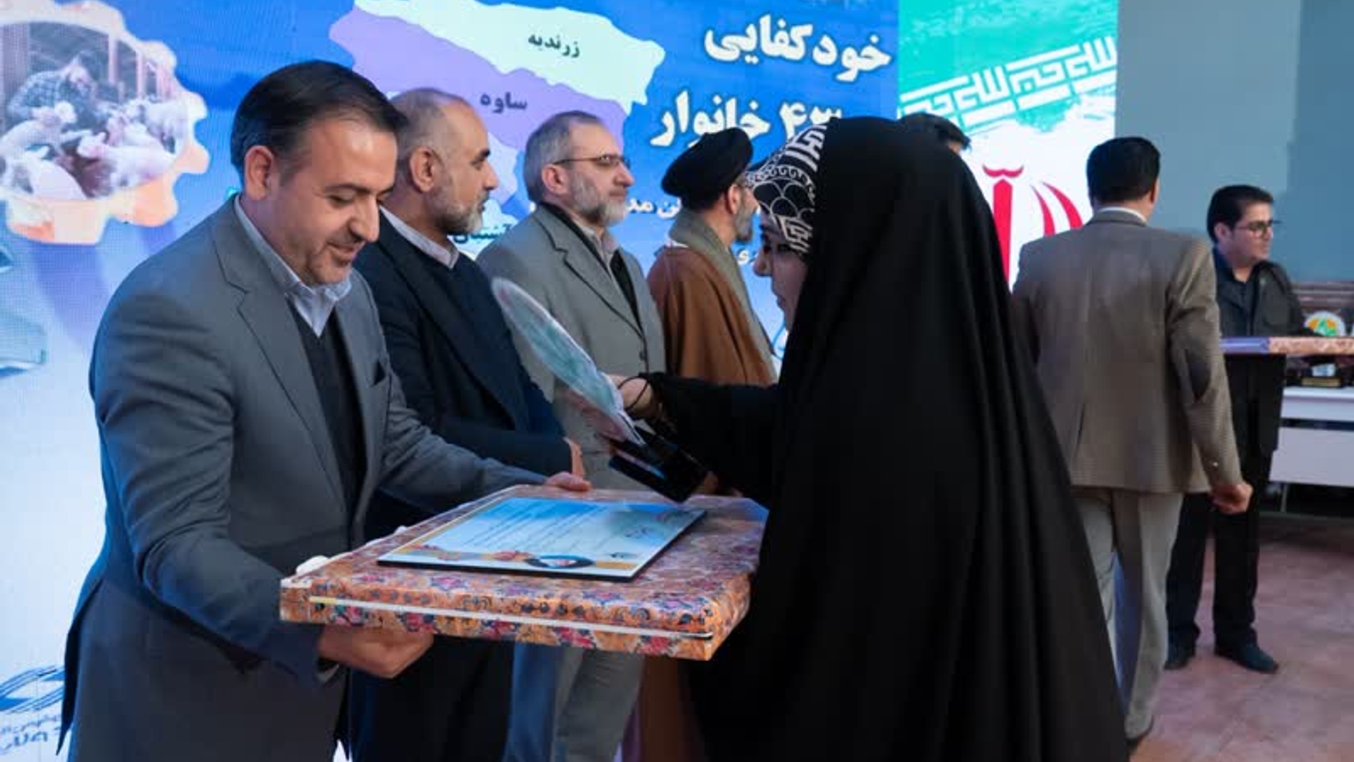 امسال ۴۶۰ میلیارد تومان تسهیلات اشتغال‌زایی به مددجویان کمیته امداد پرداخت شد
🔹همایش بلندای همت، جشن خودکفایی ۴۳۰۰ خانوار تحت حمایت کمیته امداد امام خمینی (ه) استان مرکزی، با حضور استاندار، معاون کمیته امداد ،معاون هماهنگی امور اقتصادی و جمعی از مسئولین در اراک برگزار شد.
🔸دکتر مخلص‌الائمه در این آیین با بیان اینکه کمیته امداد سه ویژگی منحصر به فرد دارد، افزود: منحصربه‌فردترین ویژگی کمیته امداد نام امام خمینی(ره) و دومین ویژگی آن مردم‌پایه، مردم‌محور و مردمی‌بودن است و بیش از اینکه دولت کنار کمیته امداد باشد مردم کنار این نهاد قرار دارند.
🔸استاندار مرکزی دیوان‌سالار نبودن را دیگر ویژگی‌ برجسته کمیته امداد دانست و گفت: با تشخیص صحیح بنیانگذار کبیر انقلاب اسلامی کمیته امداد در کنار ساختارهای دیوان‌سالار قرار گرفت و بار محرومیت‌زدایی را بر دوش کشید.
🔸وی خاطرنشان کرد: سال گذشته ۴۰۰ میلیارد تومان تسهیلات به ۴ هزار و ۷۰۰ مددجوی کمیته امداد پرداخت و اشتغال ایجاد شد و امسال نیز اعتبارات در قالب تسهیلات تبصره ۱۸ به ۷۶۰ میلیارد تومان افزایش پیدا کرد که تاکنون ۴۶۰ میلیارد تومان تسهیلات برای ایجاد اشتغال مددجویان کمیته امداد پرداخت شده است.
📲 B2n.ir-j15706
چهارشنبه ۱۶ اسفند ماه