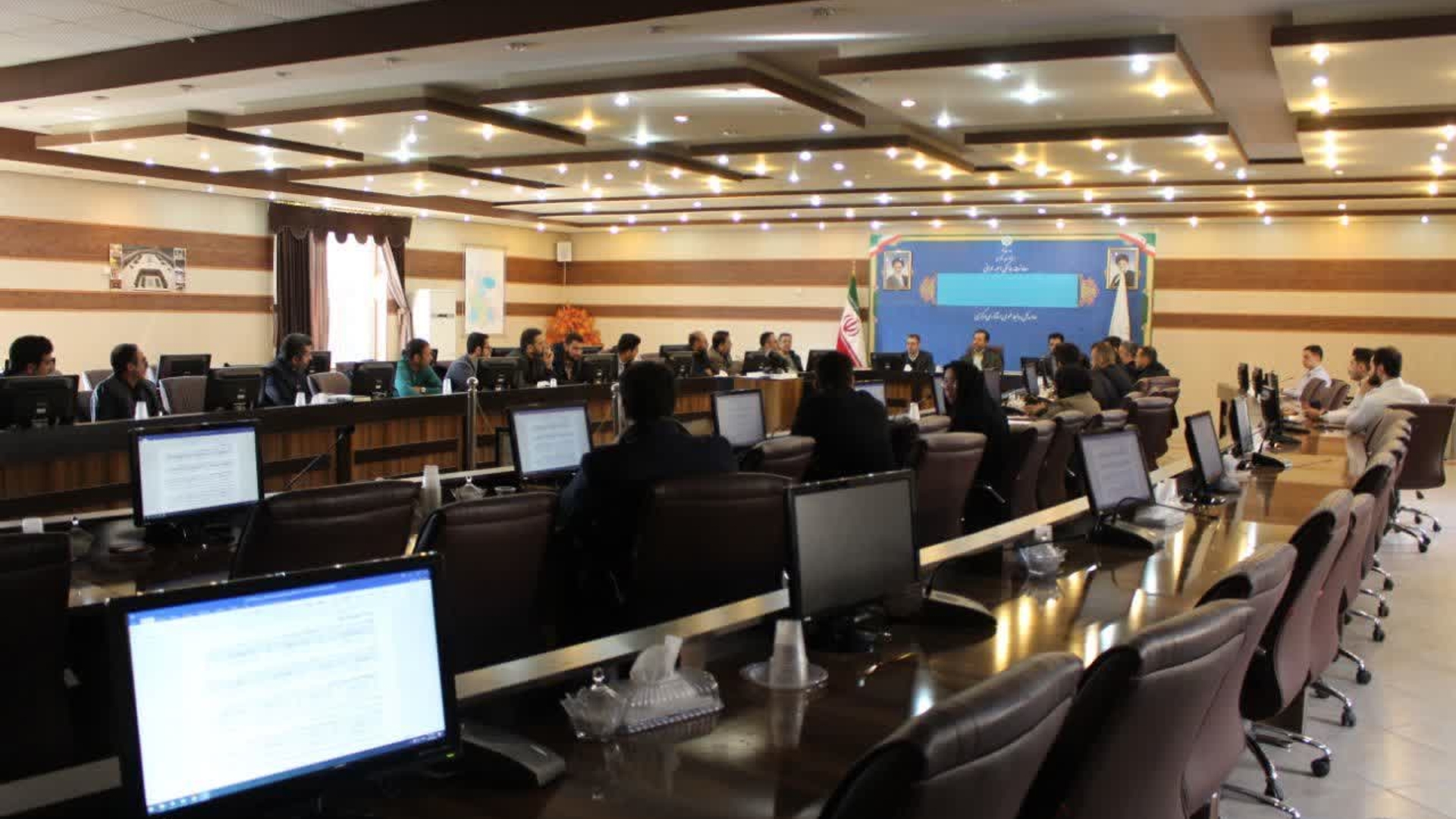 برگزاری جلسه بررسی دستورالعمل های حقوق و مزایای دهیاران و کارکنان دهیاری ها و تعرفه عوارض