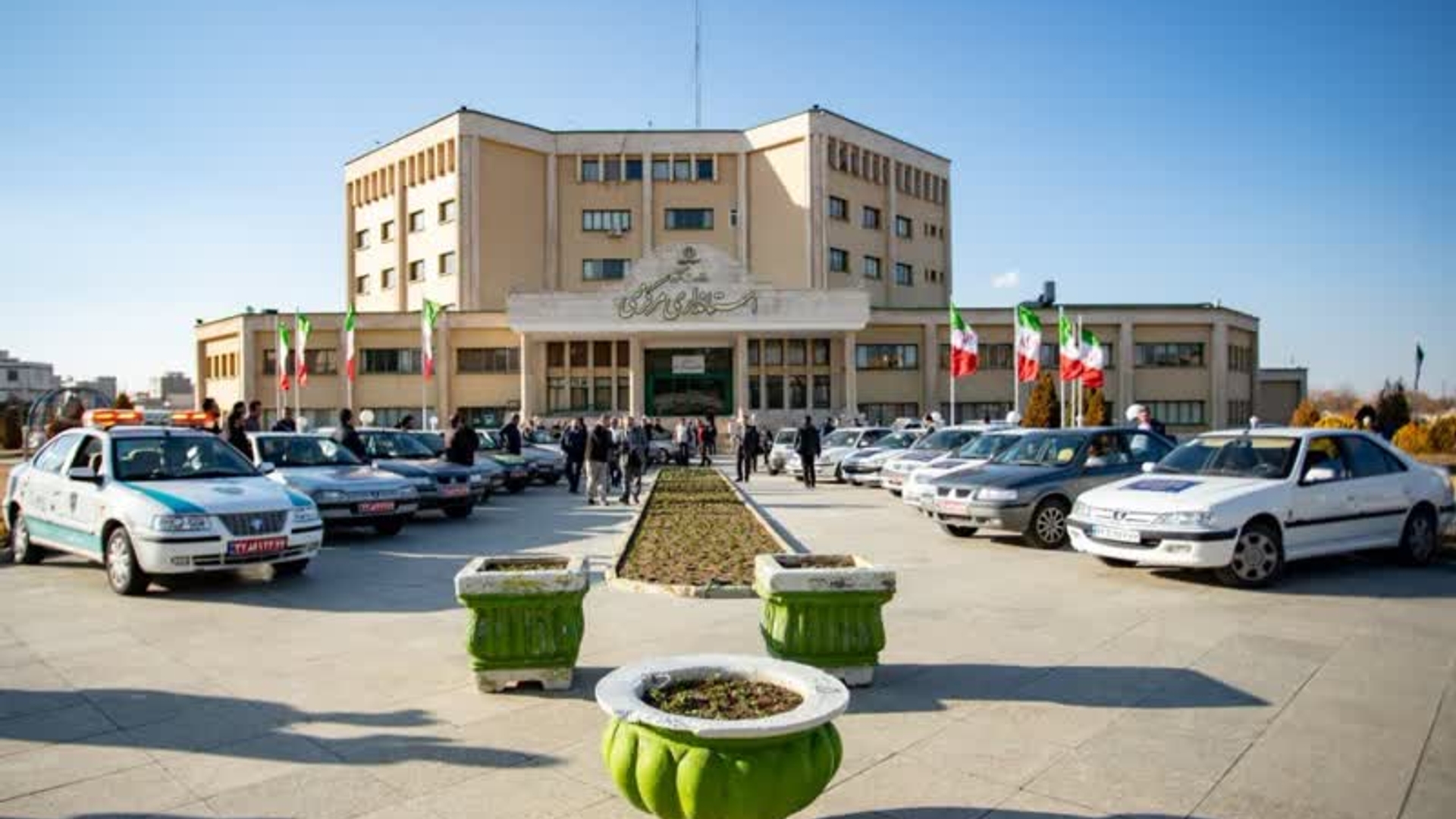 بازار شب عید زیر ذره‌بین بازرسان گشت‌های مشترک تنظیم بازار

🔹طرح نظارت بر بازار، ویژه ماه مبارک رمضان و عید نوروز با حضور استاندار مرکزی، معاون هماهنگی امور اقتصادی ،مدیرکل صنعت،معدن وتجارت  استان مرکزی و اعضای کمیته تنظیم بازار استان با مشارکت گشت‌های نظارتی دستگاه‌های مرتبط آغاز شد.

🔹بر این اساس ۶۰ گشت‌ مشترک کار رصد بازار در سراسر استان را تا ۲۰ فروردین ماه سال آینده انجام خواهند داد.

🔹در این طرح بازرسان از ۱۰ دستگاه اجرایی نظارتی بر چگونگی تولید، توزیع و عرضه‌ی اقلام اساسی و خدمات نظارت می‌کنند.