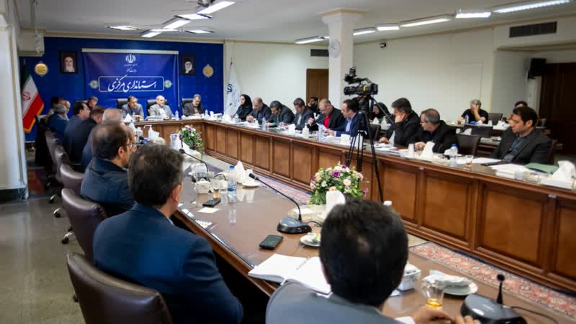 استاندار مرکزی در کمیته تنظیم بازار:
🔴 برای تأمین اقلام اساسی مردم در ماه رمضان و نوروز نگرانی وجود ندارد 
🔹جلسه کمیته اقدام مشترک تنظیم بازار استان مرکزی به ریاست استاندار و با حضور سایر اعضا عصر چهارشنبه در سالن جلسات استانداری برگزار شد.
🔸فرزاد مخلص‌الائمه، استاندار مرکزی در این نشست اظهار داشت: خوشبختانه در استان همکاری تیمی و همدلی بین همه اجزای مرتبط با بازار وجود دارد و باید مانع رویدادهای تلخ در سطح بازار شد.
🔸استاندار مرکزی افزود: برای تنظیم بازار و تأمین اقلام اساسی مردم در ماه رمضان و نوروز نگرانی نداریم و دستگاه‌ها تلاش می‌کنند اقلام به وفور در بازار موجود باشد البته مردم نیز باید خریدها را مدیریت کنند و به پایان سال موکول نشود.
🔸 مقام عالی دولت در استان مرکزی با تأکید بر اینکه تخلف در حوزه بازار قابل چشم‌پوشی نیست، ادامه داد: رحمی نسبت به کسی که به مردم رحم نمی‌کند نخواهیم داشت اما رعایت حال کسبه‌ای که به مردم توجه دارند بشود.
🔸استاندار مرکزی بیان کرد: نظارت اصلی توسط خود اصناف انجام شود و دقت داشته باشند یک متخلف، صنفی را بدنام نکند.
🔹در این نشست همچنین گزارش دستگاه‌های نظارتی اعم از جهاد کشاورزی، اتاق اصناف، علوم پزشکی، دامپزشکی و صمت از بازرسی‌ها در سطح بازار ارائه و طرح عیدانه با تأکید بر بازرسی‌های مؤثرِ کمی و کیفی مورد بررسی قرار گرفت.