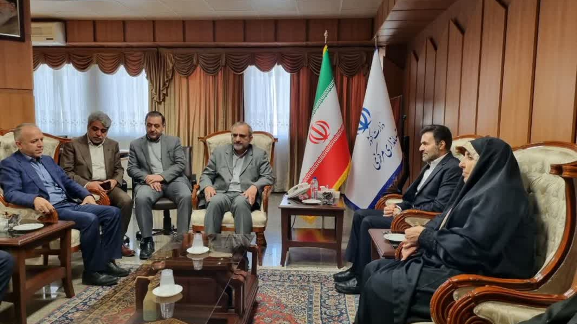 دیدار معاون وزیر صنعت،معدن وتجارت و مدیر عامل صندوق ذخیره فرهنگیان کشور با استاندار مرکزی:

🔹 دکتر موسوی معاون وزیر صنعت،معدن وتجارت که به استان مرکزی سفر کرده است در ابتدای حضور در استان مرکزی با استاندار مرکزی دیدار نمود.

🔹در این دیدار که دکتر احمدی مدیرعامل صندوق ذخیره فرهنگیان کشور نیز حضور داشتند گزارشی از وضعیت صنایع استان مرکزی ارائه شد.

🔹 در این نشست دکتر مخلص الائمه استان مرکزی را به عنوان اولین استان مادر تخصصی کشور و قطب صنعت کشور نامید و افزود: هیچ محصولی در زنجیره تولیدی کشور وجود ندارد مگر آن که قسمتی از تولید آن در واحدهای توایدی استان مرکزی صورت گرفته باشد.

🔹 معاون وزیر صنعت،معدن وتجارت و مدیرعامل صندوق ذخیره فرهنگیان کشور جهت رونمایی از نخستین راکتور فوق سنگین بومی تولید متانول در شرکت ماشین سازی اراک به استان مرکزی سفر کرده اند.
📅 شنبه ۱۹ اسفند ۱۴۰۲