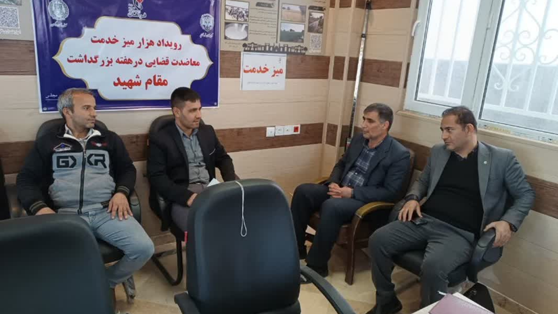 برپایی میز خدمت بنیاد شهید و امور ایثارگران شهرستان