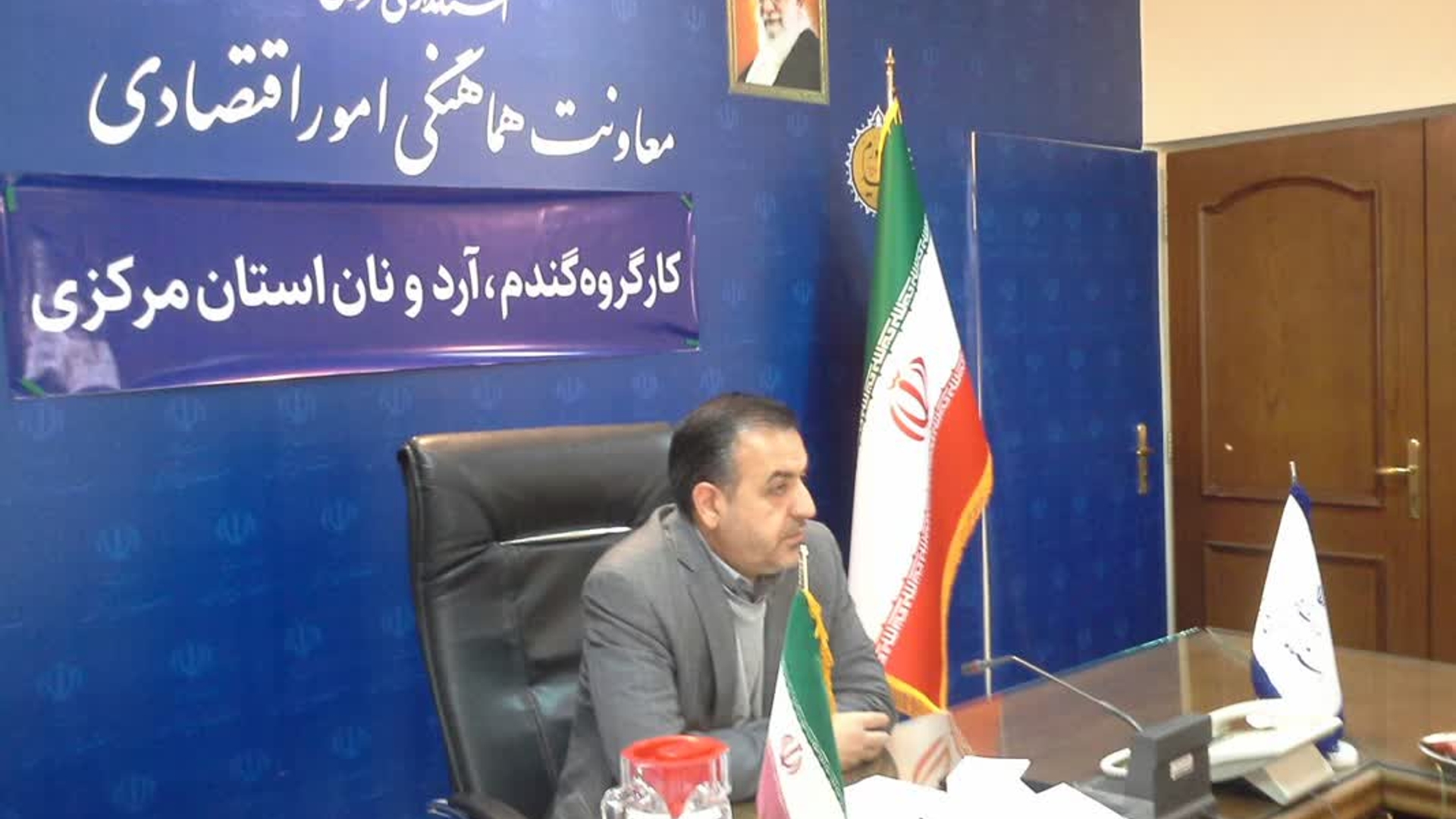 تخصیص سهمیه آرد ماه مبارک رمضان وتعطیلات نوروز به شهرستانها استان
دهمین جلسه کارگروه ساماندهی گندم ،آرد ونان استان به ریاست میرزاخانی معاون هماهنگی امور اقتصادی وتوسعه منطقه ای و با حضور اعضا برگزار گردید.
در این جلسه پیرامون تخصیص سهمیه آرد جهت ماه مبارک رمضان ونوروز 1403 به شهرستانها  مورد بررسی قرار گرفت وبه تصویب رسید.
همچنین در این جلسه مواردی چون ادامه شناور سازی سهمیه گندم کارخانه جات تولید آرد، نحوه مصرف آرد قاچاق مکشوفه،فروش نان در بسته بندی با برچسب مشخصات در سوپر مارکت ها وبرخورد قاطع وتشدید بازرسی از نانوایی ها در ایام پایانی سال وشروع ماه مبارک رمضان مورد بحث وبررسی  قرار گرفته وبه تصویب اعضاء رسید.
همچنین مقرر شد نانوایی ها در تمامی ایام تعطیلات نوروز پخت کنند.
یکشنبه 20 اسفند ماه 1403