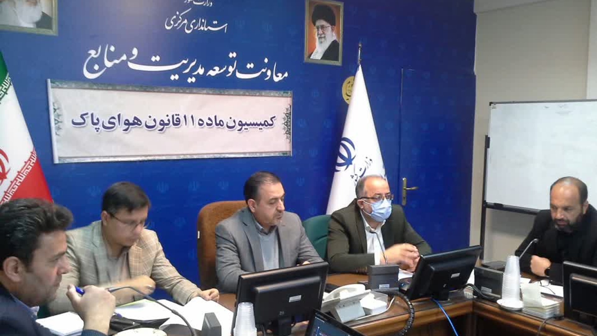 جلسه کمیسیون ماده 11 هوای پاک به ریاست میرزاخانی معاون هماهنگی امور اقتصادی وتوسعه منطقه ای وبا حضور مدیران دستگاههای مرتبط برگزار گردید.
در این جلسه مشکل تعدادی از واحدهای تولیدی مطرح وپس از بحث وتبادل نظر تصمیماتی اتخاذ گردید.