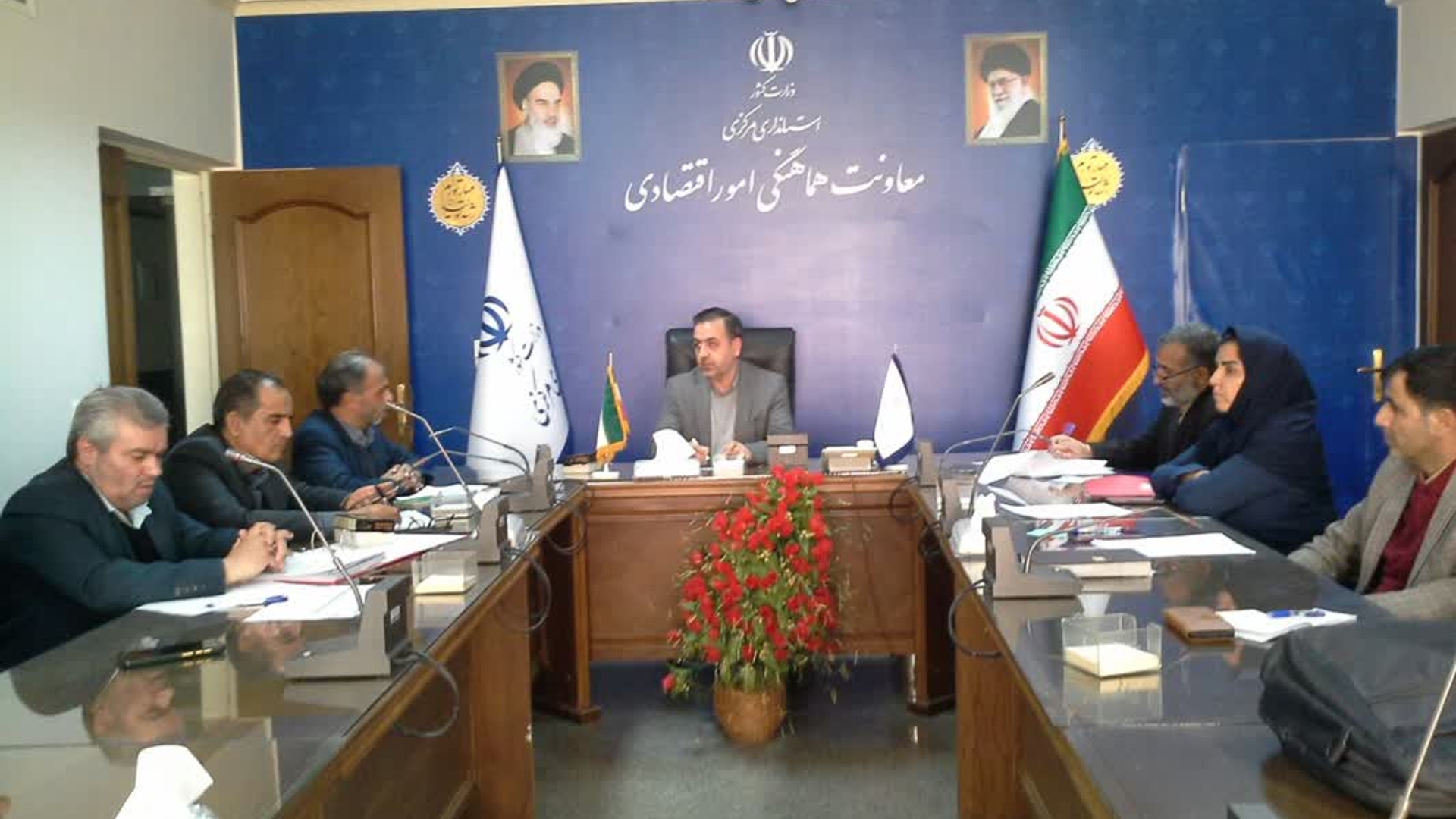 هشتمین جلسه کمیته راهبری میوه وخرمای طرح تنظیم بازار  پایان سال وماه مبارک رمضان به ریاست میرزاخانی معاون هماهنگی امور اقتصادی وتوسعه منطقه ای برگزار شد.
در این جلسه کیفیت و قیمت میوه وخرمای خریداری شده مورد  بحث وبررسی قرار گرفت ومقرر گردید در چهار مرکز تعیین شده تعاون روستایی ودو میدان شهرداری  پرتقال به قیمت هر کیلو 20 هزار تومان ،سبب 36 هزار تومان ،خرما ی مضافتی 100 هزار تومان وکبکاب42 هزار تومان ،با رعایت شان ومنزلت مردم وبا قیمت تعیین شده از تاریخ 26 اسفند ماه با نظارت دستگاههای ذیربط توزیع گردد.