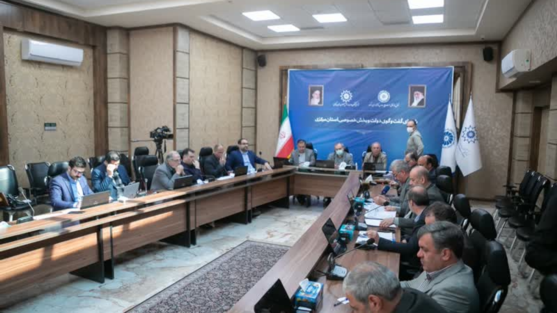 استاندار: مرکزی، دومین استان کشور با کمترین نرخ بیکاری است 

🔹جلسه شورای گفت‌وگوی دولت و بخش خصوصی استان مرکزی، به ریاست استاندار و با حضور جمعی از مدیران دستگاه‌های اجرایی و فعالان اقتصادی استان برگزار شد.

🔸استاندار مرکزی در این جلسه با اشاره به بهبود شاخص‌های اقتصادی استان، گفت: استان مرکزی دومین استان با کمترین نرخ بیکاری است، نرخ بیکاری استان مرکزی از ۸.۱ درصد در پاییز سال گذشته به ۶.۳ درصد در پاییز امسال رسید.

🔸دکتر مخلص‌الائمه افزود: میانگین نرخ بیکاری کشور نیز از ۸.۲ درصد به ۷.۲ درصد کاهش یافته است.

🔸استاندار مرکزی اذعان داشت: در زمینه‌ی تحقق اشتغال تعهد شده نیز استان مرکزی در رتبه دوم کشور است و در این حوزه تمامی شاخص‌ها یکدیگر را تأیید می‌کنند که جا دارد از تمامی فعالان بخش صنعت و تولید استان تقدیر کنیم.

🔸وی با تأکید بر اینکه در تحقق درآمد مالیاتی استان، تاکنون بالغ بر ۱۵۰ درصد از سهم تعهد شده را محقق کرده‌ایم، گفت: اخذ مالیات از حوزه دلالی و سفته‌بازی به نفع فعالان بخش تولید، از سیاست‌های دولت است.

🔸استاندار مرکزی با اشاره به موضوع اشتغال اتباع بیگانه در بخش‌ تولید بویژه بخش‌های کشاورزی، صنعت و ساختمان، افزود: اشتغال اتباع فاقد مجوز اقامت و پروانه کار، تخلف است و از دادگستری استان می‌خواهیم حداکثر مجازات را برای متخلفان در نظر بگیرد.

🔹در این نشست ضمن ارائه‌ی گزارش عملکرد شورای گفت‌و‌گوی دولت و بخش خصوصی استان مرکزی در سال ۱۴۰۲ برخی مسائل فعالان اقتصادی و بخش‌های تولیدی بررسی شد.