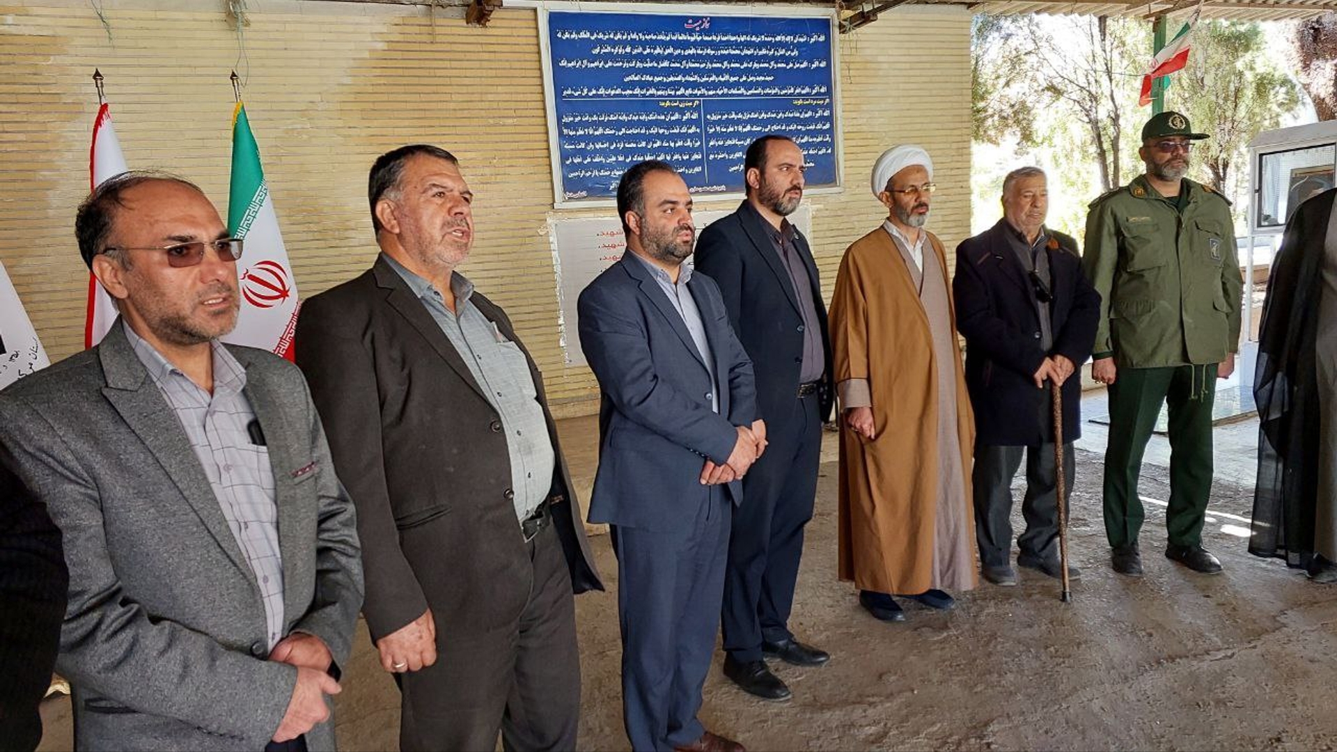 آیین گلباران قبور مطهر شهدا در گلزار شهدای محلات برگزار شد.