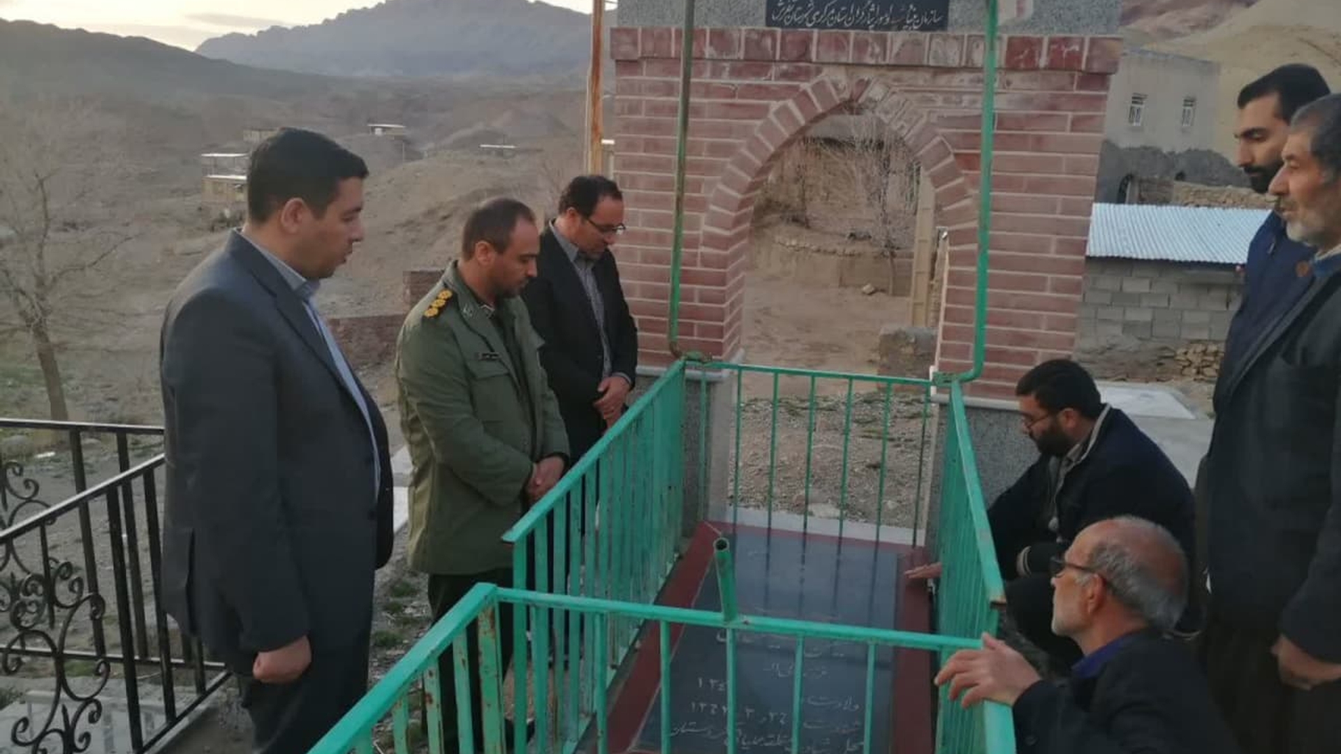 گلباران قبر مطهر شهید حسینخانی