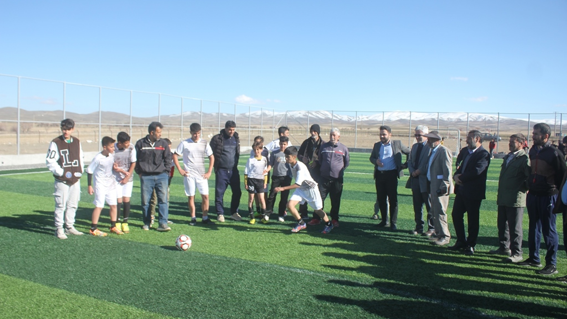 فرماندار از روند برگزاری مسابقات ورزشی در روستاهای بخش کمره بازدید کرد